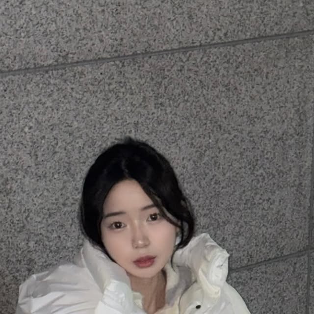 다해 on Instagram: "요즘 데일리로 입기 좋은 크롭 패딩 🤍 핏이 예쁘고 어떤 코디에도 잘 어울려요 후드 탈부착 가능해서 스트릿부터 깔끔한 느낌까지 다양하게 연출 가능해요 여유 있는 핏