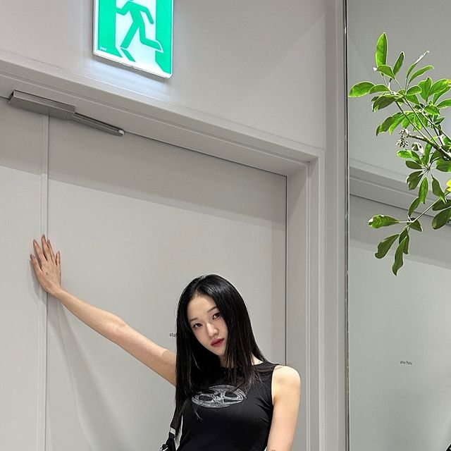 👻 on Instagram: "#광고 @standarderror_official 
최애바지 찾았다 빈티지 색감 위싱 데님 👖
전신사진 잘 안 찍는데 비율 너무 좋아 보이는 사기 핏,,, 
찐 바지 맛집 스탠다드에러 💚
.
.
.
.
.
.
.
.
.
.
#스탠다드에러 #STANDARDERRO #스탠다드에러x텍토리 
@musinsa.official #무신사 #MUSINSA 
#JEANS #청바지 #데님 #카고팬츠 #와이드팬츠 #워싱팬츠 
#남여공용데님 #바지추천 #청바지추천 #데님추천 
#모델 #의류모델 #청바지모델 #협찬 #협찬문의"