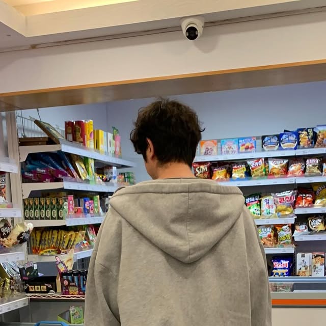 아리까리그란데 on Instagram: "#광고

자연스럽게 흐르는 실루엣, 입체적인 벌룬핏이 매력적인 데님 팬츠.
부드럽고 탄탄한 원단에 빈티지한 캣워싱까지 더해져
스타일과 편안함을 모두 챙긴 데일리 데님.
미니멀한 무드에 YKK 지퍼 디테일까지,
오늘 룩에 감각을 더해보세요.
col.87-STAN047 벌룬핏 워싱 와이드 데님팬츠 빈티지옐로우블랙 

갠적으로 은은한 그레이쉬함이 제일 소장가치가 높고 흔치 않았던 색상이라 어떤티랑도 색조합이 고급지게 좋았음

#스탠다드에러#데님팬츠#데님추천#데일리룩#코디추천#바지#팬츠#데님#빈티지팬츠#워싱데님#코디추천#빈티지팬츠#DenimPants #Pants#Denim #STANDARDERROR"