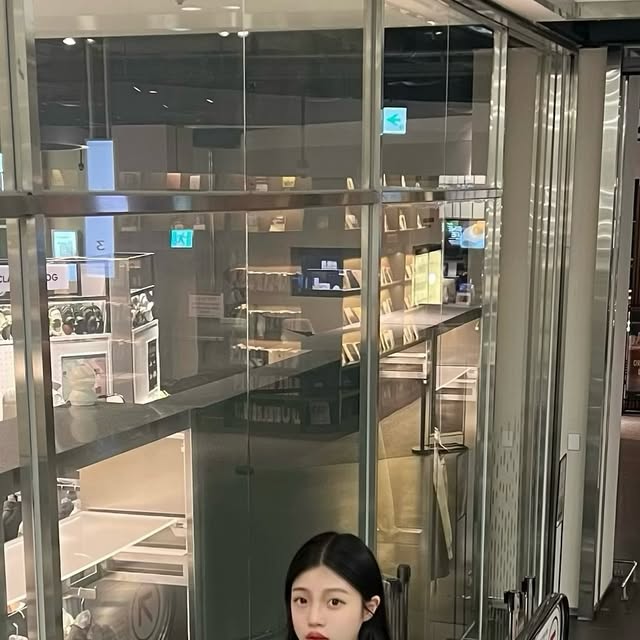 별하나 ✨ on Instagram: "인생 ㄱ ㅟ ㅊ ㅏ ㄴㅎ .. 

87-STAN047 벌룬핏 워싱 와이드 데님팬츠 빈티지다크블랙

빈티지블랙과 빈티지다크블랙은 다른제품 입니다👖

ㄴ 허리부터 밑단까지 자연스럽게 떨어지는 입체적인 벌룬 핏의 데님 팬츠
ㄴ 미니멀한 디자인과 내추럴한 벌룬핏 실루엣이 특징
ㄴ 터치감이 부드럽고 견고한 내구성의 원단으로 편안한 착용감
ㄴ 캣워싱 작업으로 빈티지하고 트렌디한 컬러감의 워싱
ㄴ YKK사의 고급 지퍼를 사용해 튼튼하고 부드러운 슬라이딩
.
.
.
.
.
.
.
.
#광고 #남녀공용바지 #와이드바지 #데일리룩 #바지추천"