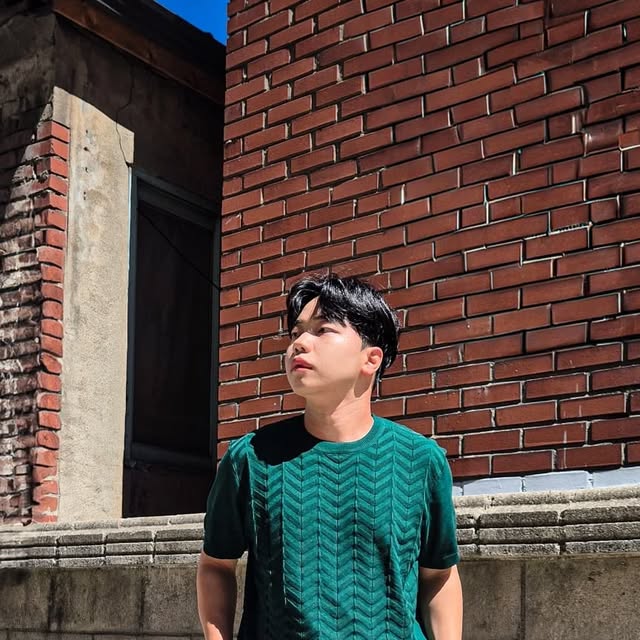 조성진 on Instagram: "#광고 오늘은 니트 하나로 기분이 달라졌던 날이었어요✨

아이러니포르노 화이트라인(@1rony9orno_official) / 지그재그 패턴 라운드 반팔 니트

▪️ 쨍한 초록 컬러에 촘촘한 지그재그 패턴이 더해져서 입는 순간 시선이 꽂히는 느낌이에요. 단독으로도 충분히 존재감 있는 상의였어요🌿

▪️ 촘촘하지만 답답한 느낌은 없었고, 실루엣이 깔끔하게 떨어져서 편하게 입기 좋았어요. 과하지 않은 디테일이라 데일리로도 무난할 것 같아요🧶

▪️ 원단이 살짝 바람을 타는 느낌이 있어 여름에 입기 부담 없었고, 팔 부분이 조이지 않아 활동할 때도 신경 쓰이지 않았어요🍃

화이트 카고 하프 팬츠랑 매치해서 컬러 포인트를 살렸어요. 샌들로 마무리해서 전체적인 무드를 시원하게 맞춰봤어요.

#아이러니포르노#아이러니포르노화이트라인#IRONYPORNO#IRONYPORNOWHITELINE#반팔#Knitwear#니트#니트반팔#여름니트#니트추천"