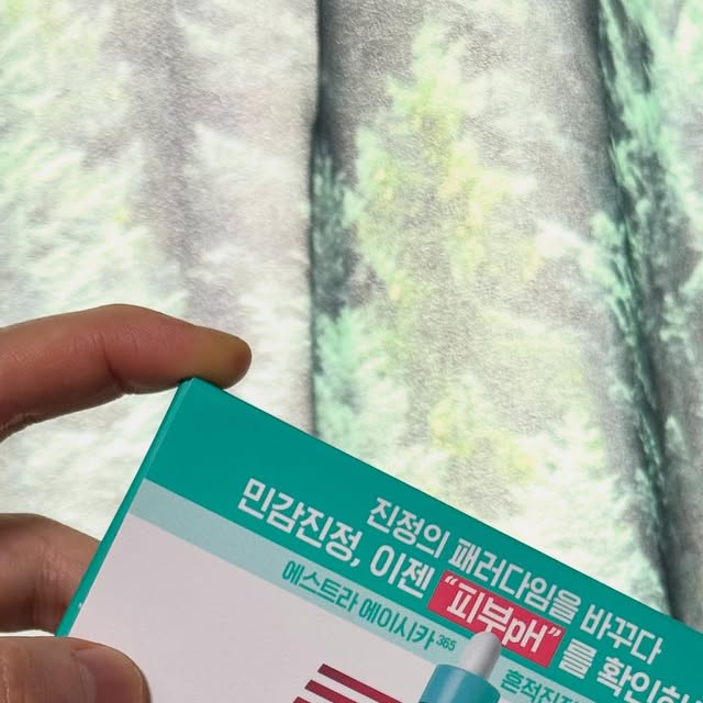 뷰티 / 토끼집사 / 유지니엘 🪽 on Instagram: "#광고 ’에스트라‘로부터 제품과 소정의 수수료를 제공 받아 작성된 솔직한 리뷰입니다.

민감한 피부도 믿을 수 있는
한국 대표 더마 브랜드 에스트라 

에이시카365 흔적진정세럼 pH4.5 소개해요 
외부자극에 의한 일시적인 붉은기에 
도움이 되는 진정세럼으로 민감피부는 
일반 피부보다 외부 자극을 쉽게 받는데 
제 피부가 얇아서 실제 본품으로 사용하고 있는 
제품으로 소개해 봅니다 👁️👁️✨

민감피부를 연구하여 특화된 진정성분
 pH4.5CICA™으로 민감 피부를 진정하며 
손상된 피부장벽개선 및 약산성 환경개선에 
도움이 되어 건강한 피부로 가꿀 수 있고요 

🧊 7일 체험 샘플링 KIT 보여드려요 
ㄴ 1ml 샘플 7개러 7일 사용 가능하고요 
ㄴ 리트머스 테스트를 활용하여 사용 후 
피부 pH체크를 할 수 있어 신박하더라고요 
이 부분으로 조금 더 신뢰감이 생겼다는 점 

기존의 제품도 잘 쓰고 있었고 
오늘 소개하는 제품도 본품으로 이미 사용 중 
히히, 흡수도 좋고 보습성도 괜찮아요! 
피부 진정감을 느낄 수 있기에 추천합니다 

🌹 4월 올리브영 프로모션으로 
에스트라 에이시카365 흔적진정세럼 pH4.5
 40ml+20ml 기획 (+에이시카 크림 1ml)기획과 
40mL 본품 1개 + 20mL 추가 증정 및 
에이시카 크림 1mL 샘플 증정이 되고요 

>> 4월 동안 25% 할인 가능하니 참고해 주세요 

”진정의 패러다임을 바꾸다! 
민감피부, 이제 pH부터 확인하세요“

#pH4.5약산성시카세럼 으로 
흔적진정을 넘어 붉은기까지 진정!

⭕ https://m.oliveyoung.co.kr/m/goods/getGoodsDetail.do?goodsNo=A000000222839

#pH4.5약산성시카세럼 #에이시카약산성세럼 #에스트라약산성세럼 #약산성시카세럼 #약산성붉은기진정세럼 #에이시카붉은기세럼 #올영진정세럼추천 #올리브영진정세럼 #에이시카흔적진정세럼 #에이시카세럼 #흔적진정세럼 #에이시카 #흔적세럼 #진정세럼 #에스트라 #민감피부 #진정 #흔적 #붉은기 #잡티"