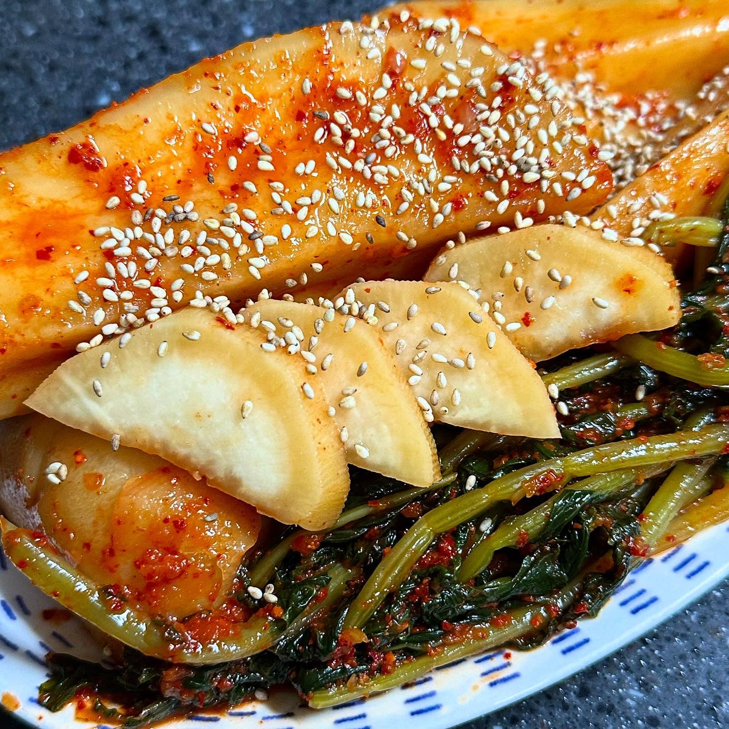 #협찬 #김치가 #총각김치 

아삭‼️아삭‼️
시원하고 큼직한✨

김치가 총각김치🌶️🌶️🌶️

국내산 재료로만 아끼지 않고 양념을 만들었으니
김치가 무조껀 맛나겠쥬❓🫶🏻

익어서 배송되서
바로 먹어도 좋고👍🏻

개인적으로 조금 더 익혀먹으니
새콤달콤매콤 아삭 시원하니
입에 딱 맞더라구요😋😋😋

많이 맵지 않아서
남녀노소 누구나 즐기기 딱 좋음〰️〰️❤️

힘들게 김장 하지 마시고
국내산 재료로 맛깔나게 담은〰️

전라도의 맛 김치가에서
냉장고에 김치 채워요🥬🥬🥬
.
.
kimchiga_kimchitown 👀
✔️정휴선 전라도식 총각김치🌶️
.
.
#알타리 #알타리무김치 #알타리김치 #김치 #김치택배 #김치배송 #김치배달 #반찬 #반찬가게 #반찬택배 #반찬배달 #집밥 #새해 #새해복많이받으세요