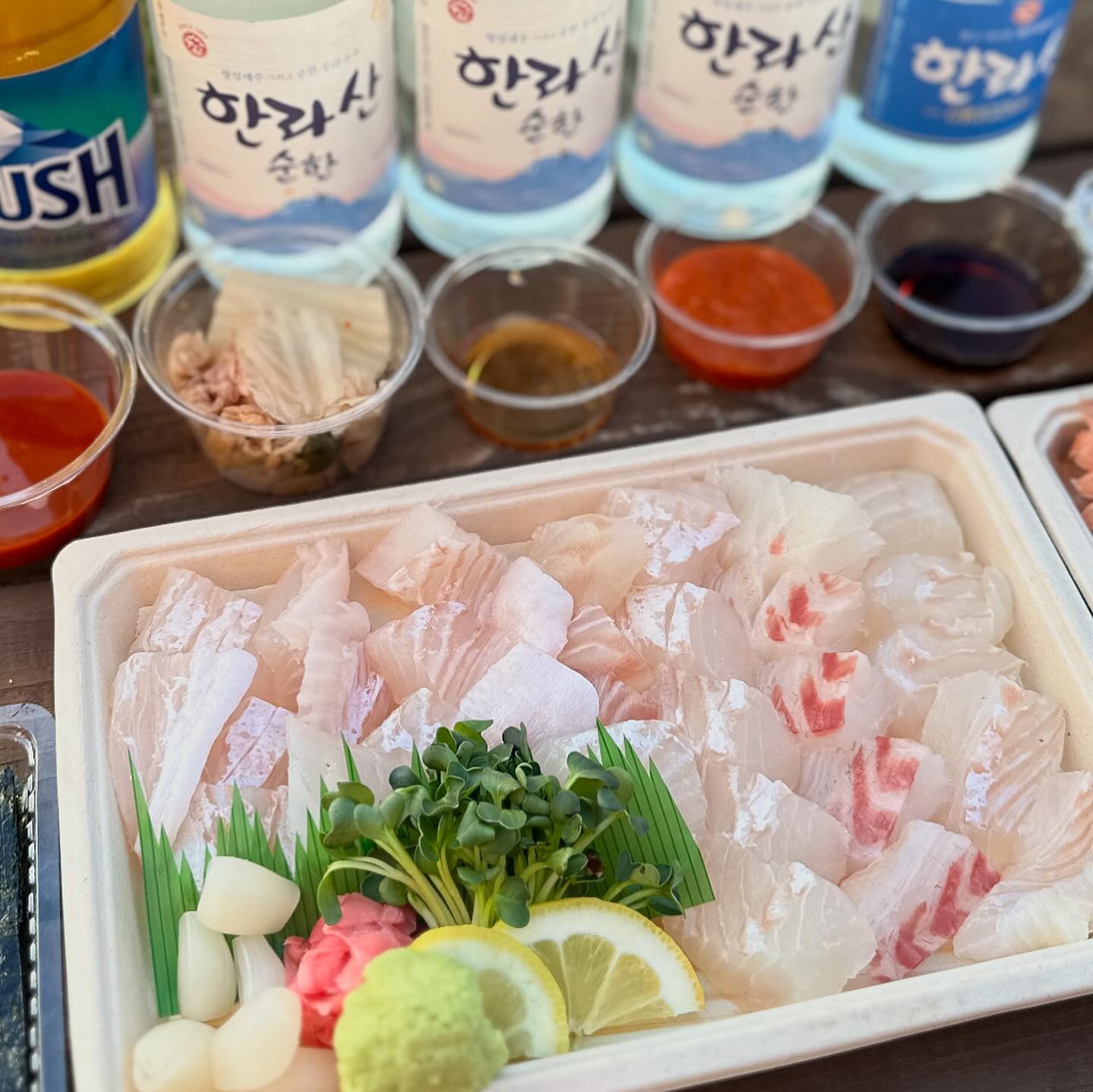 제즈 웨이팅횟집🐟 김녕오라이 
돔베사시미+딱새우회 🦐 
회가 두툼한데 느끼하거나 비리지 않고 맛있다...✨
유명한 이유를 알겠음!

매장은 웨이팅이 많아서 포장해서 편하게 먹었다 😋