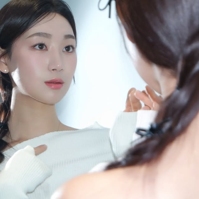 서지애 on Instagram: "#광고 @2an_official 봄웜인간과 n번차 함께하는 투에이엔🤍 화장을 할 때마다 새롭고 짜릿한 색조 맛집 @2an_official 이미 제 파우치는 다 투에이엔이라구요,, 뽀용한 파우더처