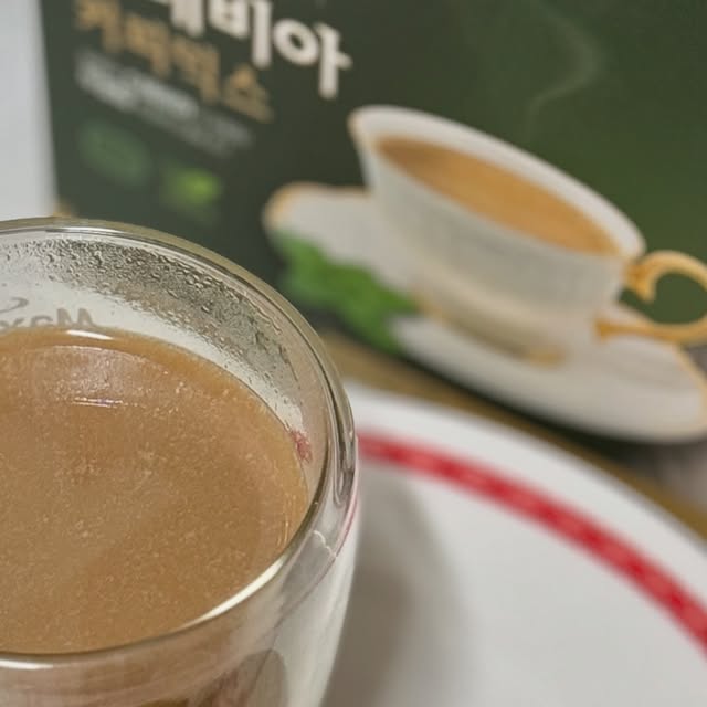 HYO on Instagram: "#협찬

맥널티 스테비아 당제로 커피믹스☕️

30년 전통 K-커피 산업 1세대 맥널티가 개발한 K-입맛저격 커피믹스☕ 심지어 당제로! 35kcal로 부담없이 즐길 수 있는 칼로리라서 언제든 즐길 수 있지요😆 스테비아커피믹스.. 맘에들어! 믹스커피 포기 못하는 다이어터들에게 한줄기 빛이라구요 헷

부드러운 카리스마.. 중후한 아우라!! ❤️맥널티 공식 모델, 배우 지진희❤️님의 커피.. 진하고 부드러운 우유의 풍미와 끈적임 없는 깔끔한 단맛이라 부모님도 너무 좋아하시더라구요! 

#맥널티#스테비아#커피믹스#스테비아커피믹스#지진희커피#지진희#믹스커피#다이어트커피#맥널티커피#한국맥널티"