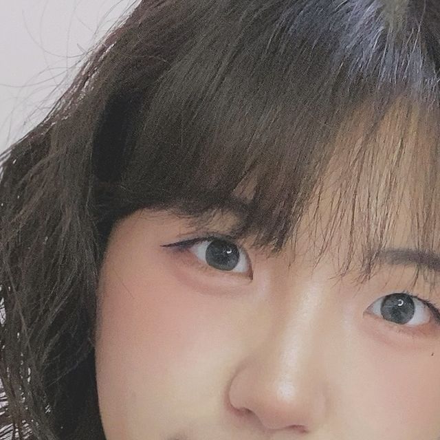 연우 on Instagram: "#광고 

렌즈마다 분위기가 달라서 너무 예뻐요.. 🥺
색상이 차분해서 데일리로 쓰기 딱 좋은 렌즈.. 👍🏻

#아이돌렌즈 #유리알 #얼그레이 
#유리알맥스 #원데이아이즈 #애쉬브라운"