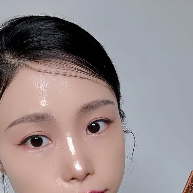 전혜경 on Instagram: "#광고
나틴다/ 매직 타투 트윙클 립스틱💄

더운 여름엔 립도 간편하고 오래 지속되야 최고잖아요~!!
자꾸 지워지는 립스틱에 지쳐서 지속력 좋고 컬러감 좋은 
나틴다의 매직 타투 트윙클 립스틱으로 해결했어요~!!💋

처음엔 맑은 투명 제형인데 바르고 조금 지나면 
입술의 pH와 수분도에 따라 자연스럽게 나만의 
컬러로 발색돼서 마음에 들더라구요~!!

촉촉하게 발리면서도 끈적이지 않고 가볍게 
바르기만 해도 착색되듯 컬러가 오래 남아
요즘엔 이 립 하나로 메이크업 끝내는 날도 많아요^^

게다가 은은하게 반짝이는 펄감 덕분에
입술이 더 또렷하고 볼륨 있어 보이는 효과까지!

신세계면세점(온라인) 입점 제품이라 퀄리티는 
말할 것도 없고 투명한 컬러에 반전 컬러가 예뻐
선물용으로도 정말 좋은 듯해요~!!

저는 요즘 이 립하나로 끝나거나 베이스 립으로 
바르고 원하는 컬러 립스틱을 그 위에 얹어서
지워져도 상기있게 연출해요~^^

입술 지워지는거 신경 쓰일때 고민하지 말고
매직 타투 트윙클 립스틱으로 간편하게 해결하세요~!!

.
.
#나틴다#나틴다매직타투트윙클립스틱#트윙클립스틱#매직립스틱#반전립스틱#착색립스틱#지속력좋은립스틱#타투립스틱
@natinda_official"