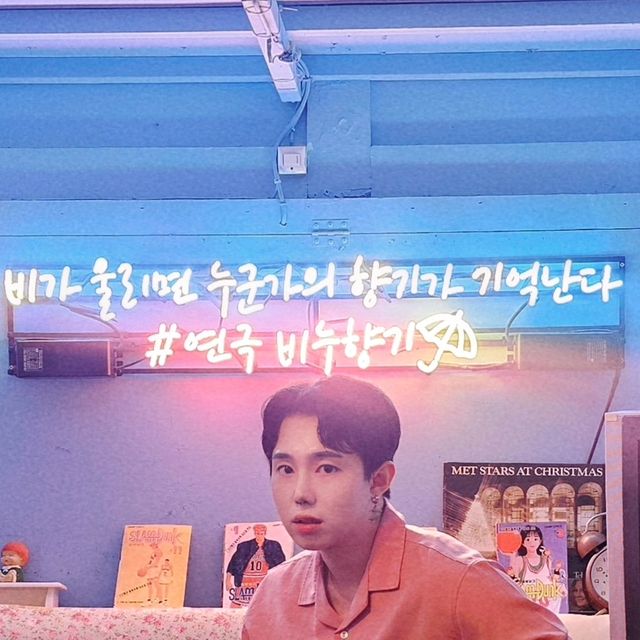임 정원 on Instagram: "#광고

아 어제느으으으은! 대학원 본심사 끝나구 대학로 인기 연극! 비누향기를 보고 와써!

나 임정원. 무대에 끌려간 썰 푼다.
오랜만의 연극 무대. 이렇게나마 밟아본다...!ㅋㅋㅋㅋㅋ
극의 진행에 관객과 호흡하는 부분은 다른 연극도 찾아보는 것이 어렵지 않지만! 이 연극은 뭔가 다르다! 좀 더 본격적이랄까ㅋㅋㅋㅋ잼잼이야

비누향기는 비가 울리면 누군가의 향기가 난다의 줄임말이래!
아 감성 낭낭하다!

요즘 연극을 자주봐서 그런지 무대가 그리워지는 시간이었달까?!

배우들의 열정이 단연 돋보이는 에너제틱한 기운이 가득한 연극이었다구!

나 임정원. 극한의 우결충. 남의 연애 이야기 듣고 보는게 제일 좋은 사람. 제목보고 로맨스를 기대하고 갔으나 로맨스는 한 스푼이었고...

그렇지만 꼭 연애로의 사랑이 아닌 가족이야기도 따뜻해지고 좋았어!

극한의 티키타카와 제 3의 벽을 무한히 두드리는 관객과의 호흡이 돋보이는 극이었어!

극의 전개나 세트의 변화에도 관객과의 호흡이 이루어지는 관객 친화적인 연극이었구 그래서 더 재밌었음! 다들 엄청 웃으시더라구! 분위기 진짜 좋았다.

배우들도 연기하면서 재밌고, 많이 성장할 것 같은 연극이었고!
관객들에게도 울림이 있는 연극이었어!

다들 많관부!
.
.
.
.
#혜화연극 #대학로연극추천 #연극추천 #대학로공연 #연극후기 #대학로연극 #연극추천 #연극후기 #공연추천 #공연후기 #혜화역연극 #연극 #비누향기"