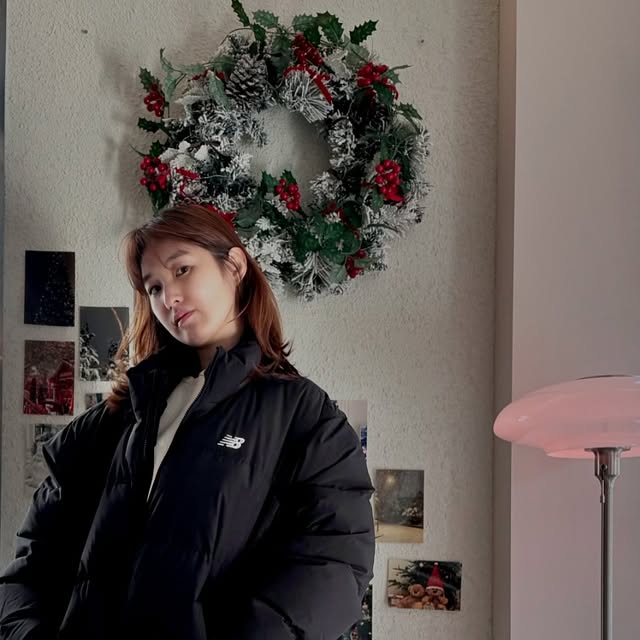 Julia❤️ on Instagram: "#광고 @newbalance #뉴발란스 액티브 숏 다운 자켓 지금부터 겨울철까지 쭉~ 유러피안 구스 솜털 80% 깃털 20%으로 따뜻하게 겨울까지 입을 수 있어요! 넉넉하게 L사이즈 입어