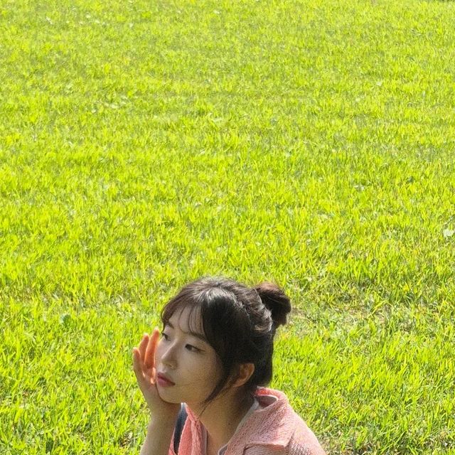 효빈 on Instagram: "#광고 X @1rony9orno_official 

데일리 룩으로 스타일링 하기 좋은 
<라이트 크로쉐 오픈 카라 하프 셔츠 핑크> 입니당✨️

POLY 90%와 COTTON 10%의 혼방 소재로 제작되어서 가볍고 시원해요🌊
크로쉐 기법으로 짜여 통기성이 우수해 무더운 여름날에도 시원함을 유지할 수 있어요! 
이번 여름 셔츠 고민하시는 분들께 추천추천🫶

#아이러니포르노 #아이러니포르노화이트라인 #워셔블 #하프셔츠 #셔츠 #SHIRT #남녀공용 #워셔블 #셔츠추천 #데일리룩  #ootd #오늘의룩"