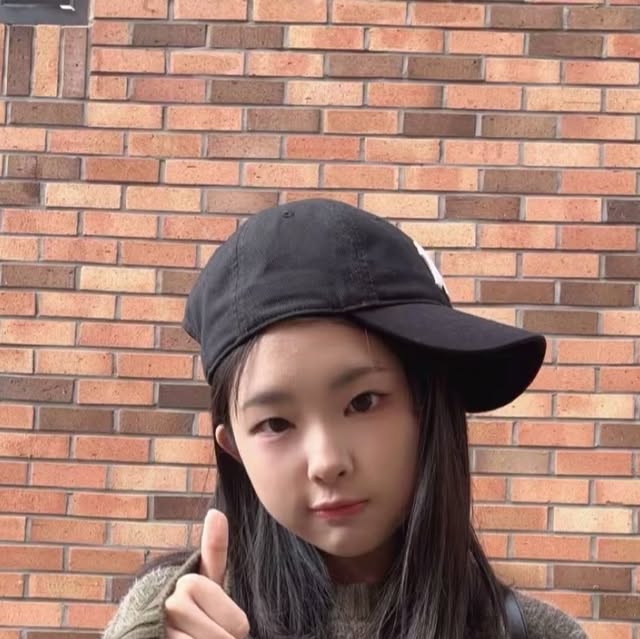 소은 on Instagram: "#광고 데일리로 입기 좋은 카키색 오버핏 니트 💚🍀

소재가 너무 부드러워서 입을때 까끌거림이나 불편함이 없었어요!
또한 두껍고 따뜻해서 낮에 요 니트만 입어줘도 별로 안 춥답니당

가을 겨울에 입어주면 너무 좋아요 색감도 예쁜 카키색 ♥
라운드도 단정해서 깔끔해요

#스탠다드에러 #STANDARDERROR #니트 #10년생"