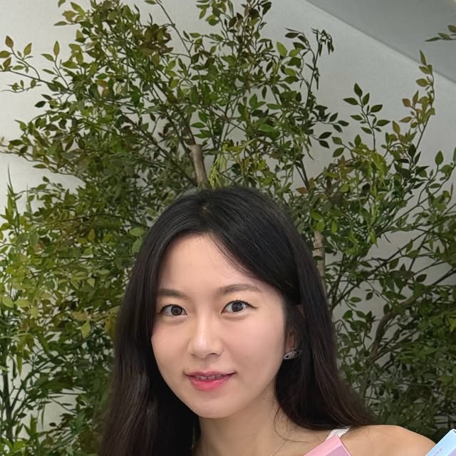 아영🌸 on Instagram: "#광고 
보기만해도 배부른 영롱한 나의 투에이엔.. 💖
올영 세일때 이렇게 쟁여두는게 이득 •.•* 

🤍 롱 웨어링 파운데이션 미니 
얇고 가벼운 발림성, 쫀쫀한 밀착력, 실키하고 매끈한 느낌!
19 페일베이지, 20 복숭아 색상 겟 해왔어요! 
조금 차분하고 싶을땐 #페일베이지 , 
생기를 더하고 싶을땐 #복숭아 로 안색 밝히려구요 🤭

🩶 퓨어글래시 하이라이터 
색상이 다 예뻐서 고르기 힘들정도,, 
누구에게나 잘어울리는 #슈가베일 로 겟해왔어요! 
영롱한 광에 행복하고, 기획으로 증정되는 
타투스티커가 귀여워서 또 행복하고 🥰

🩷 듀얼 치크 
두가지 컬러를 단독&믹싱&레이어드로,
다양한 무드를 만들 수 있는 메이크업 효자템,, 
맑게 물들인 듯 피부에 착 밀착되고, 
블러 필터를 씌운 듯 부드럽게 블렌딩 되어
파우더 효과 까지 주는, 그래서 첫눈에 반해버린! 
다섯번째 영상은 꼭 소리키고 들어줘요 여자들의 asmr 🙈

💜 블러링 스틱, 미니 글레이즈 바운싱 틴트
멀티컬러 스틱에 핑커퍼프까지 증정해주는 올영의 사랑,,
파우더에 쏙 들어가는 귀여운 미니사이즈의 틴트,, 
블러셔로도, 립으로도 쓸 수 있는 요 아이들까지 
야무지게 담아왔어요 ! 

일단 한번 발라보면 올영세일에 투에이엔 안살 수 없을듯 🥹
귀염뽀작 하트삔까지 얻어왔다구요 💕

#올영픽 #올리브영추천템 #올영필수템 #러브버블컬렉션 #롱웨어링파운데이션미니 #컬러플레이듀얼라이너 #듀얼치크 #퓨어글래시하이라이터 #포켓코튼블러링스틱 #블러필터치크"
