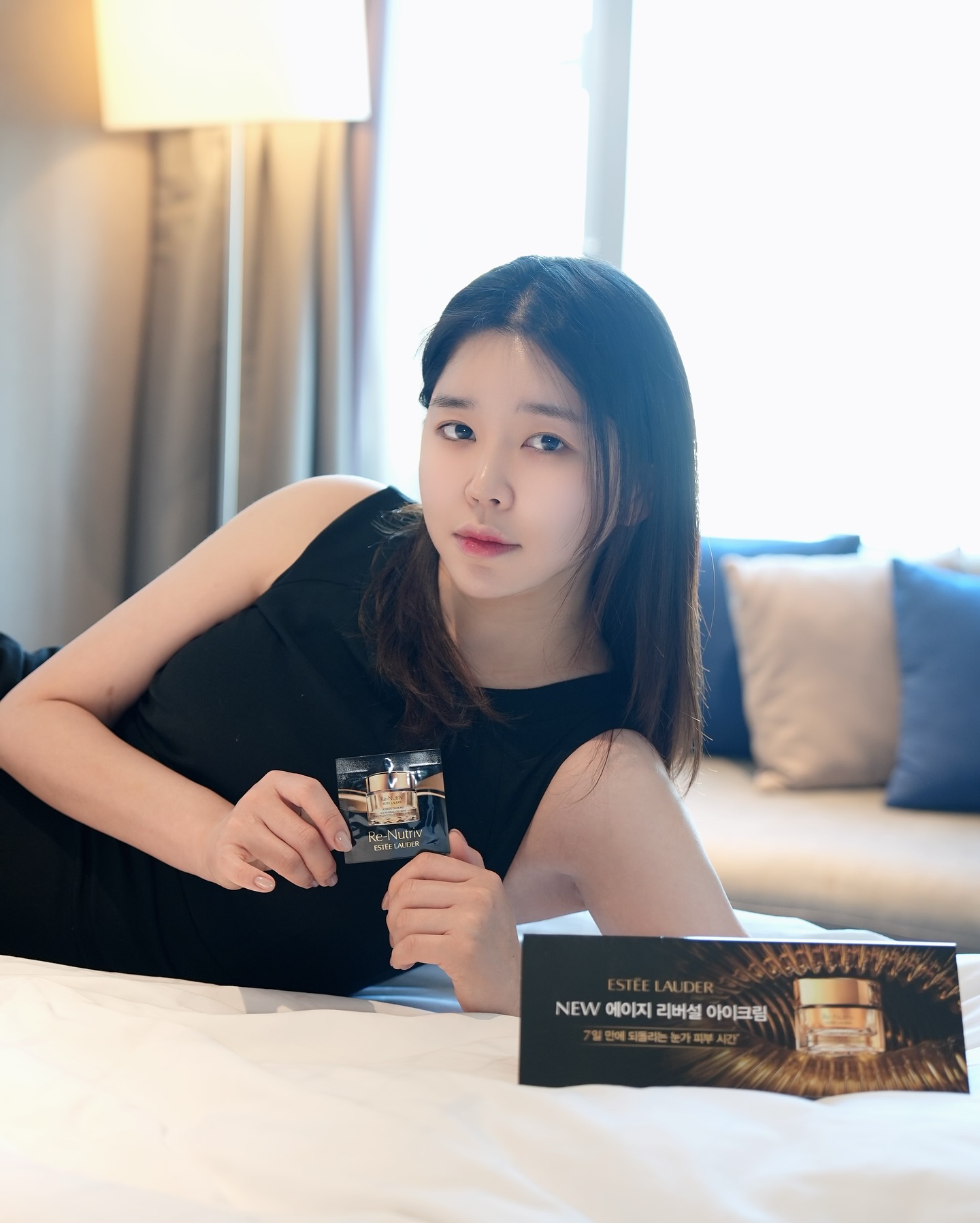 #광고
거울 볼 때마다 느껴지는 눈가 고민, 나만 그런 거 아니지?
그래도 포기하기엔 아직 이른 것 같아서 시작한 게 바로
에스티 로더 에이지 리버설 아이크림🫶🏻

15년 동안 연구한 피부 장수 과학이 담긴 이 아이크림은
눈꺼풀 리프팅, 주름 개선, 눈 밑 탄력 케어까지
눈가 동안의 3가지 포인트를 딱 7일 만에 관리해준대.
그래서 애칭이 #7일리셋아이크림 ♥️

나도 써보면서 눈 밑 탄력이 좋아진 게 느껴졌어.
촉촉하면서도 잔여감 없이 산뜻하게 흡수돼서
아침저녁으로 쓰기 부담 없더라구🤫

눈가 관리가 필요하다면 꼭 한번 써봐, 진짜 추천👀

#에스티로더 #에이지리버설아이크림 #7일리셋아이크림
#눈밑탄탄아이크림 #동안피부 #스킨케어