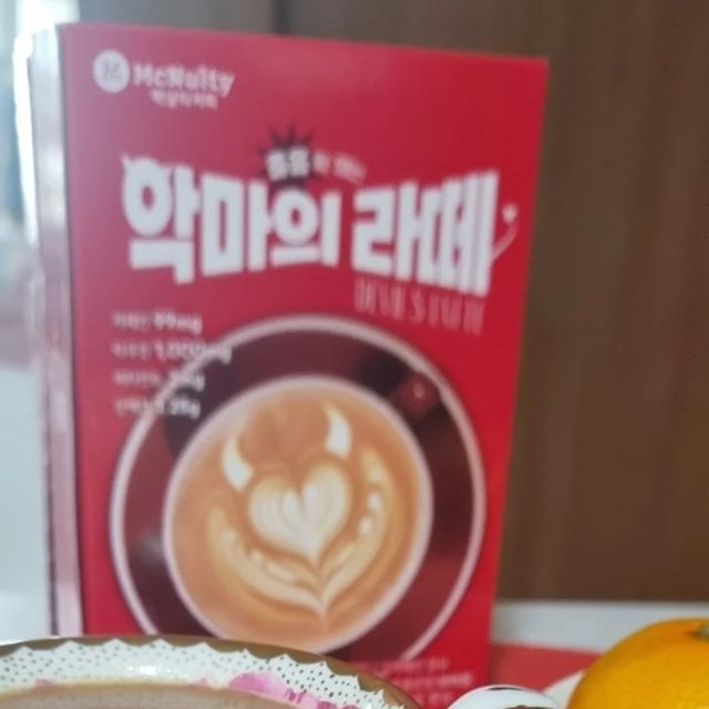 오도경 on Instagram: "#협찬

@mcnulty_official 

하루 중 오후로 넘어가면 급 피곤함 밀려오고 지치는데, 그럴때 한잔 마셔서 에너지 충전하기 넘넘 좋은 맥널티 <악마의 라떼>

맥널티 악마의 라떼 한잔 수혈하면 절대로 지치지 않는 악마처럼 에너지 충전되고 활력이 생겨요🤭

맥널티 악마의 라떼는 천연카페인, 타우린,비타민B의 황금비율로 만들어졌고, 설탕대신 천연 감미료 스테비아가 들어가서 당이나 칼로리 걱정도 없고 콜롬비아 아라비카 원두 100%라 맛도 상당히 깊어요🥰

천연 카페인이 몸에 천천히 흡수되어 효과가 더 오래 지속되는 '과리나 식물성 천연 원료로 만든 고카페인 맥널티 악마의 라떼로 악마처럼 지치지 않는 에너자이저 되어 봐요😉

https://bit.ly/Devil-latte

#맥널티 #악마의라떼
#고카페인 #고카페인커피 
#고카페인음료 #타우린 
#천연카페인 #피곤할때 
#집중력향상 #맥널티커피 
#한국맥널티"