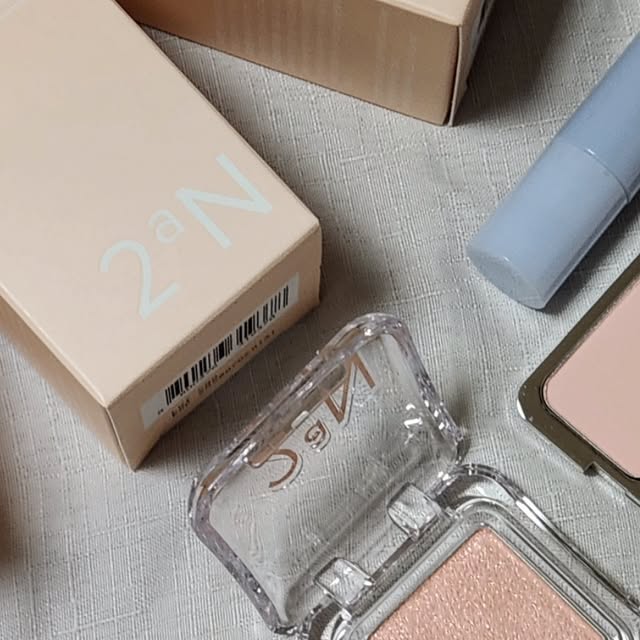 데일리코리안푸드 on Instagram: "#광고 
요즘 데일리템으로 완전 정착한 #올리브영추천템 💄
#하츠투하츠 가 모델인 2aN 신상들 써보고 깜짝 놀랐어요!

👉 롱웨어링 파운데이션 미니는 파우치 필수템!
가볍게 발리는데 커버력까지 챙겨줘서 출근 메이크업 끝~ 미니 사이즈라 들고 다니기 너무 좋아요 👜

👉 듀얼치크는 블러셔+쉐딩 한 번에 해결 🙌
발색이 은은하고 자연스러워서 데일리로 쓰기 딱이에요.

👉 퓨어글래시 하이라이터는 피부에 은은한 광채를 더해주는 필수템 ✨
과하지 않고 반짝이는 그 느낌 알죠? 피부 좋아 보이는 광채 연출 완벽해요!

👉 베러미 아이팔레트는 진짜 색 조합 미쳤어요 😍
가루날림 없고 밀착력 좋아서 요즘 손이 가장 자주 가는 팔레트랍니다.

올리브영에서 만날 수 있으니까 이번 주말 쇼핑리스트에 꼭 넣어보세요! 🛍

#올영세일 #올영추천템 #올리브영추천 #미지근톤 #아이팔레트추천 #롱웨어파운데이션 #퓨어글래시하이라이터 #베러미아이팔레트 #듀얼치크"