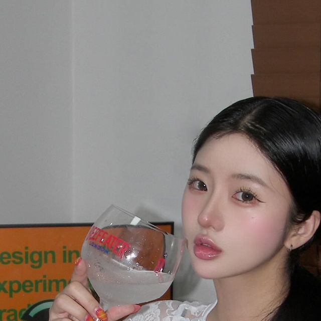 현명 on Instagram: "#광고 홈파티에 빠질수 없는 술 ! 저는 비피터제로하이볼을 제일 좋아해요 🤍 비피터 진과 제로토닉워터로 간단하게 만들 수 있는데요 ! 만드는 방법은 너무 간단한데 이렇