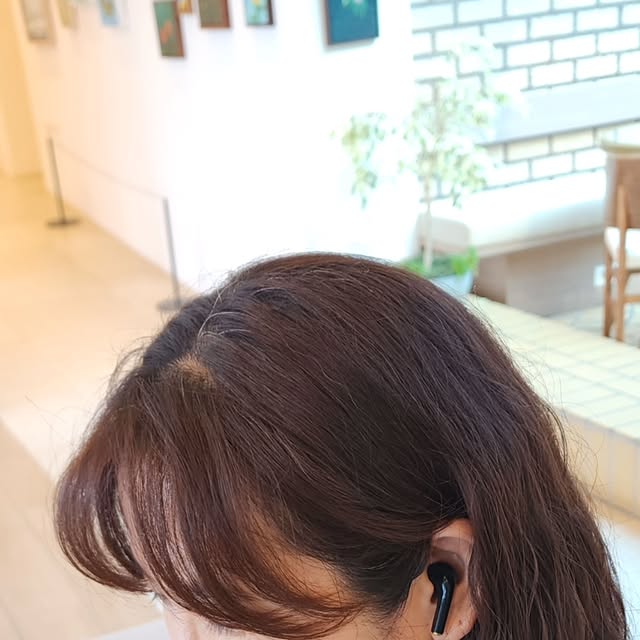 유림정성-경이 on Instagram: "#광고 음악감상 , 유튜브, 인스타 사용할깨 필요한 이어폰... 최근에 만난 SMIRIA E8 블루투스 이어폰 맘에 쏙 들어요 출지하철 안에서 카페 한 구석에 앉아 잠시 쉬어