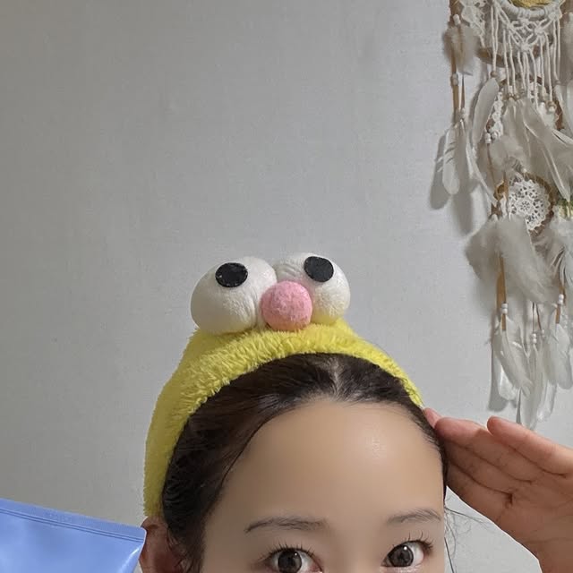 혜삐Jenny❤️ on Instagram: "#광고
-

요즘 레이저받고 자외선 조심하느라 
선블록을 몇겹으로 바르고 다녀서
클렌징을 좀 더 꼼꼼히 해야겠단 생각이 들더라구요.

클렌징을 꼼꼼히 하면 가끔 땡기는 기분이 드는데
세안 한 후에도 당기지 않고 촉촉하고
메이크업도 잘 지워주는 이 클렌징 폼은 
이보라 바이오틱 딥 클렌징폼 이에요:)

거품이 조밀하고 쫀쫀해서 클렌징 하면서도
기분이 너무 좋아요.
매일쓰는 데일리 폼 클렌저로 등극!

-
#skincare #korean#skin#clensingfoam#cleanser#evvora#dailyskinroutine#저자극클렌징#클렌징폼#데일리클렌저#클렌징"