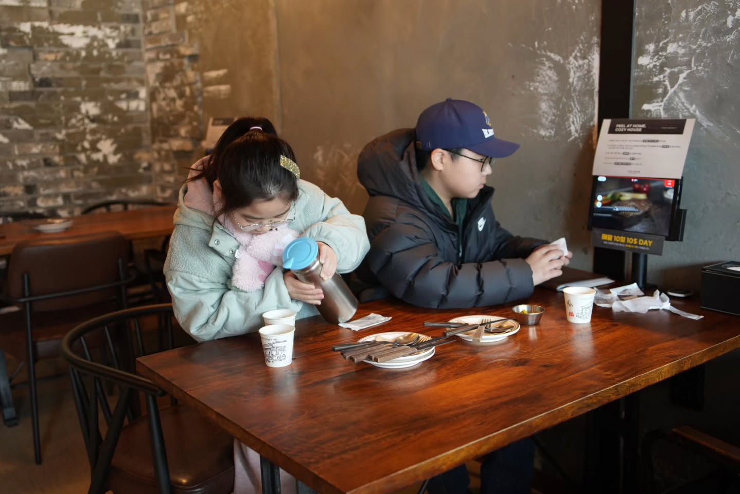 🍕 점심은 남편이 추천해준 경산 코지하우스!
같이 못 와서 아쉽지만, 방학이니 셋이서 데이트도 즐겼어요.

원래 땅땅치킨 체험관 가고 싶었는데, 
이번 달 예약이 꽉 차서 실패 😭

그냥 배달로 해결하기로!

코지하우스는 주차 편하고, 음식도 가성비 좋아서 추천드려요!

#경산맛집 #코지하우스 #가성비맛집 #가족데이트 #방학일상 #땅땅치킨 #여행계정 #뽀뽀리뽕