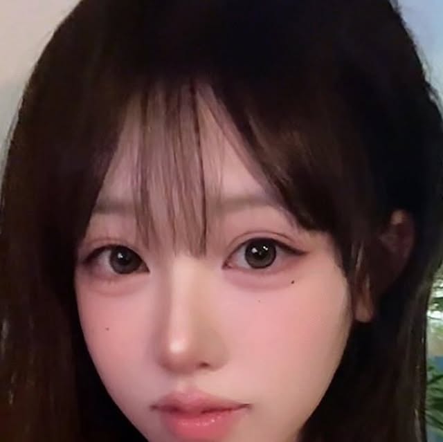 김다인 on Instagram: "#광고 

애교살 광인 인플루언서 홍주와 함께 블랑디바에서 새로 런칭한 애교살 팔레트 !!! 🤍 오로지 애교살만을 위한 팔레트로, 누구나 쉽고 간단하게 애교살을 만들 수 있음 >_< 소프트한 컬러로 선만 쭉 그은 인위적인 애교살이 아닌 자연스러운 애교살 연출 가능해서 앞으로 내 애교살은 이거루 정착 ... 🫶🏻

#애교살팔레트 #통통한애교살 #애교살메이크업 #블랑디바 #홍주공동개발"