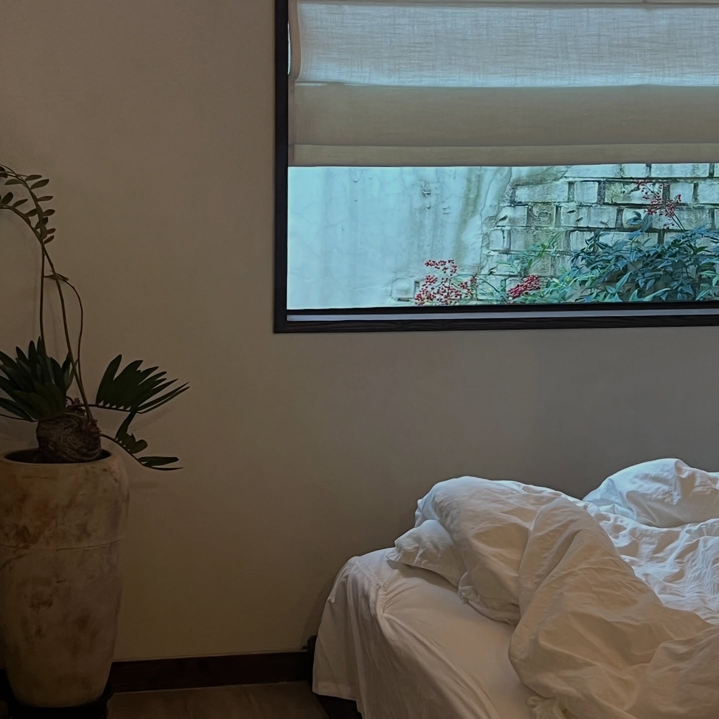 벌써 크리스마스를 앞둔 연말이라니.. ◡̈
하루하루가 정말 빠르게 흘러가는 것 같아요,,🥹

올해 초반부터 좋지 않은 일들을 많아
겪어서인지 남편이 자꾸 어딜 떠나서 
힐링을 하고싶다고 표현을 자주하더라고요!
결혼기념일겸 힐링도할겸 겸사겸사 
국내에 드라이브와 힐링할 여행지를 
찾았는데 이 숙소가 정말 마음에 들어서 
당장 다녀왔어요ᰔ

한옥이 주는 편안함과 고즈넉한 분위기,
동네가 너무 조용해서 완전 ‘쉼’을 
제대로 하고 올 수 있었던 숙소였어요🤎

나름 3주년을 기념하는 사진도 
셀프로 찍고, 야외 족욕탕에서 피로도 풀고, 
가만히 앉아 노래를 들으며 소소한 행복을 
누리고왔네요♥ 

모두 연말 마무리 잘 하시고, 
따뜻한 크리스마스 보내세요🎄⭐️