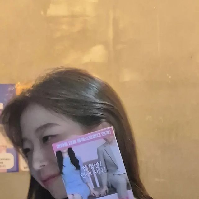 효빈 on Instagram: "#광고 X @hanbbyumsai 

오랜만에 문화생활 좀 해보고 싶어서 친구랑 대학로에서 연극 '한뼘사이'를 보고 왔어요🩷

줄거리는 가까이 있지만 마음의 거리는 먼 두 남녀의 이야기예요! 서로 좋아하지만 표현에 서툴러서 생기는 소소한 에피소드들이 정말 공감되더라고요 ( ；∀；)

배우들 연기가 정말 최고였어요. 두 주인공의 섬세한 감정 표현이 너무 자연스럽고, 대사 하나하나가 마음에 쏙쏙 들어왔어요. 장면마다 느껴지는 감정 변화가 몰입감을 높였어요.

무대는 심플하면서도 효과적으로 꾸며져 있었어요. 조명과 음악이 장면 전환과 감정의 흐름을 잘 살려줘서 더 몰입할 수 있었던 것 같아요. 두 주인공이 가까워질 때마다 무대도 변화하는 게 정말 인상 깊었어요.

'한뼘사이'라는 제목처럼, 가까이 있지만 마음의 거리가 먼 사람들의 관계를 너무 잘 표현했더라고요. 연극 보면서 많은 생각을 하게 되었어요.

따뜻한 메시지를 전해줘서 보고 나서도 여운이 많이 남았어요. 연극을 좋아하는 사람들뿐만 아니라, 일상에 지친 분들에게도 강추드립니당✨️

이번 연극 보고 오면서 느낀 감정과 생각들이 오래 기억에 남을 것 같아요. 다음에도 또 좋은 연극 보러 가야겠어요! 여러분도 꼭 한 번 보러 가보세요🫧

#혜화연극 #대학로연극 #혜화역연극 #한뼘사이 #연극추천 #연극후기 #공연추천 #공연후기 #연극 #대학로연극추천 #대학로공연 #대학로"