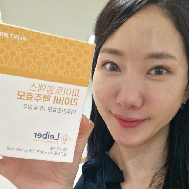 먹쁜이하연 on Instagram: "#광고
요즘 기온이 떨어지고 계절적 변화가 일어나다 보니 모발건강이 좋지 않은 게 느껴졌어요
샴푸를 할때면 평소보다 머리카락도 더 많이 빠지는 거 같고 추워져서 그런지 두피도 건조해지는 느낌이라,

맥주효모+비오틴이 같이 있는 제품을 알아보게 되었습니다.

미션2) 제품의 특장점에 대해 말해주세요(아래 특장점 중 4개 이상 선택하여 자연스럽게 작성해주세요)

한 포에 맥주효모가 3,000mg 함유되어 있음
1954년 설립된 맥주효모 발효 전문기업인 독일에 있는 Leiber (라이버)사의 맥주효모 사용
라이버맥주효모는 한 포에 맥주효모 (3,000mg) + 비오틴 (1,120mcg)+판토텐산 400mcg 함유되어 있음
보통 맥주효모와 비오틴이 고함량이면 피부 트러블 발생 부작용 걱정을 많이 하지만 피부 상태 개선에 도움을 주는
판토텐산이 같이 함유되어 있어 걱정없이 구매 가능

먹는 시간이 따로 정해져 있진 않아서 하루 중 가장 먹기 편한 시간대에 챙겨먹으면 됨
다이어트로 영양결핍 증상이 나타나는 분 추천
나이가 들수록 빠지는 영양을 채우고 싶은 분 추천
불규칙한 식습관을 가지신 분 추천

한 포에 맥주효모가 3,000mg 함유되어 있어 충분한 양의 맥주효모를 섭취할 수 있습니다.
1954년 설립된 맥주효모 발효 전문기업인 독일 Leiber(라이버)사의 맥주효모를 사용하여 품질이 우수합니다.
라이버맥주효모는 한 포에 맥주효모(3,000mg) + 비오틴(1,120mcg) + 판토텐산 400mcg가 함유되어 있어 모발 건강과 피부 상태 개선에 도움을 줍니다.
보통 맥주효모와 비오틴이 고함량이면 피부 트러블 발생 부작용을 걱정하지만, 피부 상태 개선에 도움을 주는 판토텐산이 같이 함유되어 있어 걱정 없이 구매할 수 있습니다.
먹는 시간이 따로 정해져 있지 않아 하루 중 가장 먹기 편한 시간대에 챙겨 먹으면 됩니다.
다이어트로 인한 영양 결핍 증상이 나타나는 분, 나이가 들면서 빠지는 영양을 채우고 싶은 분, 불규칙한 식습관을 가진 분들에게 추천합니다.

📌라이버맥주효모 구매처 링크 : https://bit.ly/48a2TWw

#맥주효모비오틴
#맥주효모먹는법
#맥주효모영양제
#맥주효모단백질
#맥주효모효능"