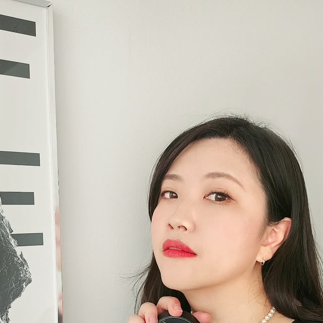 리쿠 ♡̆̈ on Instagram: "#제품제공 @maccosmeticskorea
찐 베이스 명가 '맥'에서 새롭게 선보인
초밀착 FIX 커버 FIX 컬러 FIX
#맥스튜디오픽스롱웨어쿠션파운데이션
.
76% 스킨케어 성분 함유로
건조함 없이 하루종일 촉촉 - 편안🖤
새틴광 피니시와 얇고 핏하게 밀착되는 가벼운 제형의
초경량&초밀착 포뮬러로 실크처럼 !
고급스럽게 빛나는 새틴광 피부를 연출해줘요
.
바를 때 약간의 쿨링감도 느껴지고
자외선 차단지수도 SPF50/+++
올 여름 메이크업템으로도 강추해요
.
마름모형의 날렵한 커팅의 더블 픽스 퍼프는 
눈 밑, 콧볼 등 좁은 부위도 바르기 편하더라고요
.
NW11, N11 두 컬러를 사용해봤는데
평소 맥 세럼광파데 N11 쓰고 있거든요!
그래서 그런가 컬러가 좀 더 자연스럽게 잘 맞았어요
.
맥 새틴광 쿠션 컬러는 총 9가지 트루-쉐이드로 출시
다양한 언더톤에 맞춰 사용 가능하니 매장가서 테스트 후
나에게 찰떡인 컬러로 골라오세요🥰
.
#맥스튜디오픽스쿠션
#맥새틴광쿠션 #새틴광쿠션
#맥쿠션 #MAC #싱글즈 #인품사"