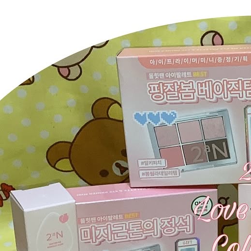 @dream.trailblazer on Instagram: "#광고 투에이엔에서 사랑스러운 핑크빛 무드를 가득 담은 ’러브 버블 컬렉션‘이 출시되었어요! 🍑🍓🪽

이번 컬렉션은 하츠투하트와 함께하는 특별한 콜라보레이션으로, 투에이엔의 감성과 하츠투하츠의 따뜻한 감성이 만나 더욱 뽀용하고 사랑스러운 제품으로 탄생했답니다 >ㅅ< ♥ 

사진에서 소개해드리는 제품! 

1. 퓨어 글래시 하이라이터 ND02 클리어 (Pure Glassy Highlighter #ND02 Clear) / 맑고 유리알 광을 바로 연출해주는 습식 하이라이터! 텁텁함이나 모공 부각, 가루 날림 1도없이 깔끔하게 올라온답니다 각도에 따라서 반사되는 핑크빛 광택이 폭력적..,,,.. 🙏

2. 듀얼 치크 02 러브, 로지 (Dual Cheek 02 Love, Rosy) / 얇게 밀착되는 고운 입자로 뭉침없이 파우더처럼 부드럽게 피부에 올라와요! 색상을 믹스해서 사용해주면 뽀용력 UP 🤞🏻

3. 롱웨어링 파운데이션 미니 19호 페일 베이지(Longwearing Foundation Mini #19 Pale Beige) / 상아빛 복숭아가 생각나는 색상! 각질 끼임이나 들뜸없이 보송한 마무리감이라 땀과 유분에도 강한 파운데이션! 겉보속촉... 미니 사이즈라 들고 다니기에도 부담없는 크기여요 🍑🪽

4. 글레이즈 바운싱 틴트 02 로지모카 (Glaze Bouncing Tint 02 Rosy Mocha) / 탱글 탱글,.... 바르자마자 설탕 시럽을 가득 쏟은 듯한 발색! 차분한 뮤트 로즈 베이지 색상이라 맘에 쏙 들었어요! 멘톨 성분으로 플럼핑 효과까지 있으니 바로 명란젓이 되, 🫦

5. 컬러 플레이 듀얼 라이너 01 허니피치, 02 베베핑크 (Color Play Dual Liner 01 Honey Peach, 02 Bebe Pink) 절대 화장에서 빼먹을 수 없는 트임.. 그만큼 저는 트임에 진심인데요? 애굣살 펄 섀도우랑 트임 라이너가 앞 뒤로 달려있는 듀얼 제품! 많은 트임 라이너를 써봤지만 이렇게 부드럽게 그려지는 트임 라이너 처음이에효,,,.. 👉👈 지속력도 말해뭐해 끗내주고 펄도 가루날림없이 긋자마자 바로 밀착! 

6. 베러 미 아이 팔레트 (Better Me Eye Palette) 02 페어리 (Fairy), 11 드리밍 (Dreaming) / 완전 뽀용 청순한 컬러라 누구에게나 추천하고 싶은 팔레트! 글리터도 2구씩 들어있어서 팔레트 하나로도 풀메 가능한 >ㅅ< 부드러운 입자로 가루 날림 적고 피부에 얇게 밀착돼서 음영을 쌓을 수록 더 예뻐지는..!!! 02페어리 컬러는 라이트 뉴트럴톤을 가진 분들께, 11드리밍 컬러는 라이트 웜톤을 가진 분들께 더 추천드려요 

✨ 출시 기념 특별 프로모션 (8월 한 달간 올리브영 온/오프라인)

’듀얼 치크‘: 19,000원 → 14,900원 (21% OFF)

’퓨어 글래시 하이라이터‘: 12,000원 → 8,900원 (25% OFF)

’베리 미 아이 팔레트‘: 23,000원 → 18,500원 (19% OFF)

’글레이즈 바운싱 틴트‘: 13,000원 → 9,900원 (23% OFF)

고민중이시라면 올리브영으로 꼬옥 달려가시믄 되🏃‍♀️💨💨💨 #올영픽#올리브영추천템#올영필수템#러브버블컬렉션#롱웨어링파운데이션미니#컬러플레이듀얼라이너"