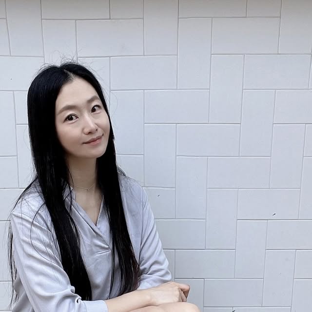 리뷰쥬쥬 | 홍지유 on Instagram: "하루종일 신어도 기분좋은 편안함 
👉🏻 #르무통 #업 

미니멀한 디자인으로 어떤 룩에도 잘어울리고
가볍고 쿠셔닝이 좋어 오래 걸어도 발이 편해요! 

나의 두번째 르투통, 잘지내보자 ~ 🤍

✅ 쥬쥬의 꾸르팀 :
르무통 공식몰에서 구매시 사이즈 무료 교환되니까 사이즈 고민 하지 마세요. 

#발편한운동화 #데일리슈즈"
