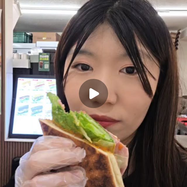 Lucia on Instagram: "#광고

종로5가역에 위치한 어스샌드위치에 다녀왔어요~~
저희는 어스샌드위치 페스츄리, 스파이스 치킨 샌드위치와 딸기 라떼, 레몬에이드를 주문했습니다!

반으로 커팅해져서 나와서 저희는 반반 나누어 먹었어요!😄
페스츄리는 부드러우면서 결이 느껴지는 빵에 내부에 든 토마토, 햄, 양상추 등의 조화가 좋았고 부드러운 소스도 일품이었어요😙
스파이스치킨은 일반 어스샌드위치와 소스는 같고 조금 더 매운 맛이었어요!
맵지만 저같은 맵찔이도 엄청 맵다고는 느끼지 않을정도로 딱 기분 좋은 매운 맛이었어요! 치킨과의 조화도 엄청 좋았답니다!!

음료도 일반 카페들처럼 퀄리티 있는 맛있는 맛이었어요!
다음에 기회가 되면 친구들과 종로 5가 갈 때 또 방문할 것 같았어요!

내부는 넓지는 않지만, 인테리어가 예쁘게 되어 있고 샌드위치를 먹기 좋게 위생장갑이나 휴지도 많이 놓여져 있어 위생관리에도 좋아 보였어요!
포장이나 배달 등도 활발하게 하시는 것 같았답니다!
근처 사시거나 일하시면 한 번 방문해 보셔요~~🥰

#종로샌드위치 #바게트샌드위치 #어스샌드위치 #샌드위치맛집"