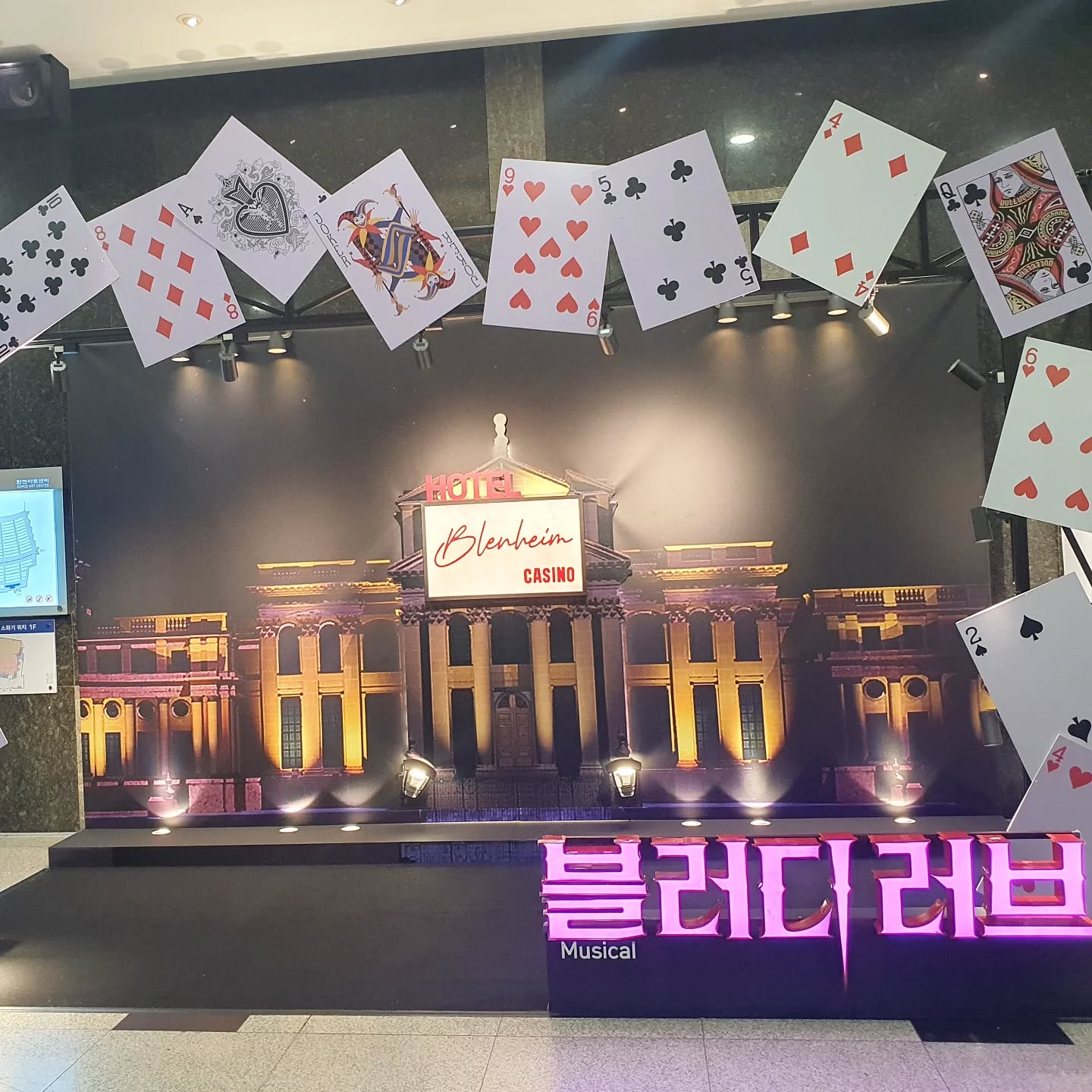 아들과 뮤지컬 <블러디 러브> 보러 한전아트센터 다녀왔어요.
정말이지 얼마만에 아들과 함께 보는 뮤지컬인지..ㅎ
딸은 선약으로함께 하지 못해 아쉽네~
즐거운 시간 보내고 맛난거 먹고 모처럼의 데이트는 행복해!

#블러디러브
#아들과데이트
#뮤지컬데이트
#한전아트센터
#아들과뮤지컬