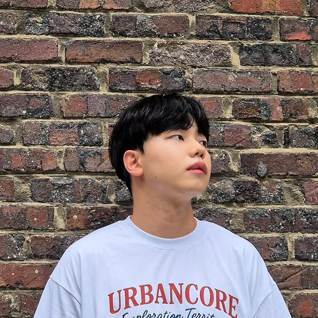 조성진 on Instagram: "#광고 무더운 여름날, 옷에서 시원함이 느껴진 적 있나요?

어반코어(@urbancore_official) / URBAN CORE 썸머샤크 프린팅티

▪️ 여름 바다를 떠올리게 하는 상어 프린팅이 시선을 사로잡는 것 같아요. 시원한 무드가 느껴지는 화이트 컬러라 여름 휴가룩으로도 잘 어울릴 것 같아요🌊

▪️ 오버핏이라 편하게 떨어지는 실루엣이 좋고, 프리미엄 코튼이라 촉감도 부드러워요. 길이도 적당해서 편하게 입기 좋은 것 같아요☁️

▪️ 항균 가공이 되어 있어 땀을 많이 흘려도 걱정이 덜하고, 데일리로도, 여름 여행룩으로도 활용도가 높을 것 같아요✨

오늘은 베이지 카고팬츠와 매치해봤는데, 캐주얼하면서도 포인트가 되어줘서 산책이나 가벼운 외출용으로 좋을 것 같아요🌿

#무신사 #어반코어 #여름반팔 #프린팅티셔츠 #데일리룩 #여름코디"