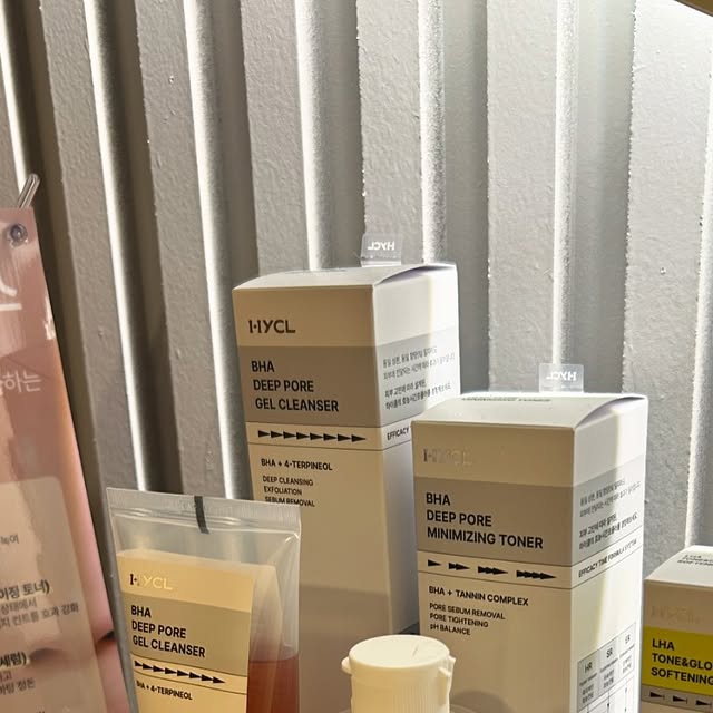 @long._.garden on Instagram: "#광고 #라이온미 
#하이클 신제품 런칭 기념으로 
한정 기간동안, 체험단에게만 제품을 체험해 볼 수 있다고 해서
하이클X라이온미 체험단 초청에 좋은 기회로 다녀왔어요💗

‘하이클’은 피부가 원하는 자극만을 선사하며 
’피부 전달 타이밍‘을 연구하는 고기능성 더마 스킨케어브랜드🫧

요즘 피부가 건조하고 거칠었는데
받고 나서 혈색도 돌고 더 탱글해진 피부를 보니까 괜히 기분이 조으네여☺️

홈에스테틱 효과를 누릴 수 있는 하이클 제품을 에스테틱 샵에서 받다니👍
집가는 내내 거울에 비친 내 얼굴이 번들번들ㅋㅋㅋㅋ

집에서도 혼자 사용해 볼 수 있도록 
BHA 딥포어 젤 클렌저&미니마이징 토너&히알판테틴 모이스처 플럼핑 크림이 포함된 키트를 주셔서
지금도 꾸준히 사용 중인데 정말 만족스러운 느킴💯입니당✨

#하이클 #피부관리 #신부관리 #에스테틱 #스킨케어 #꿀피부 #화장품 #속광피부"