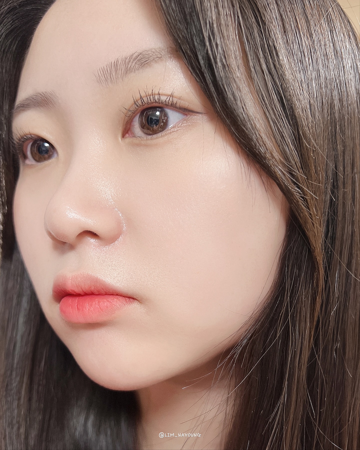 #협찬 
🪄👁️ 엔트로피 셀프 래쉬 펌

퇴근하고 샵가서 속눈썹 펌 받기 번거로웠는데
이제는 편안하게 집에서도 셀프 래쉬 펌이 가능해요!

한번 사용으로도 바짝 컬업이 되고
4주이상 지속이 되니깐 계속해서
애정하게 되는 엔트로피 셀프 래쉬 펌.

노글루 펌이라서 눈가에 자극이 덜가서 좋았고
같이오는 롯드와 브러쉬가 사용할때 편안해서 좋았어요!

패키지도 너무 고급지고 이뻐서 인테리어용으로도 딱!

🫒엔트로피 셀프 래쉬 펌은
1월 17일 올리브영 스페셜 오특에서
20% 할인된 가격으로 만나 볼 수 있습니다!

entropymakeup

#ENTROPYMAKEUP #lashperm #eyelashperm 
#셀프속눈썹펌 #셀프속눈썹 #속눈썹펌 #엔트로피메이크업