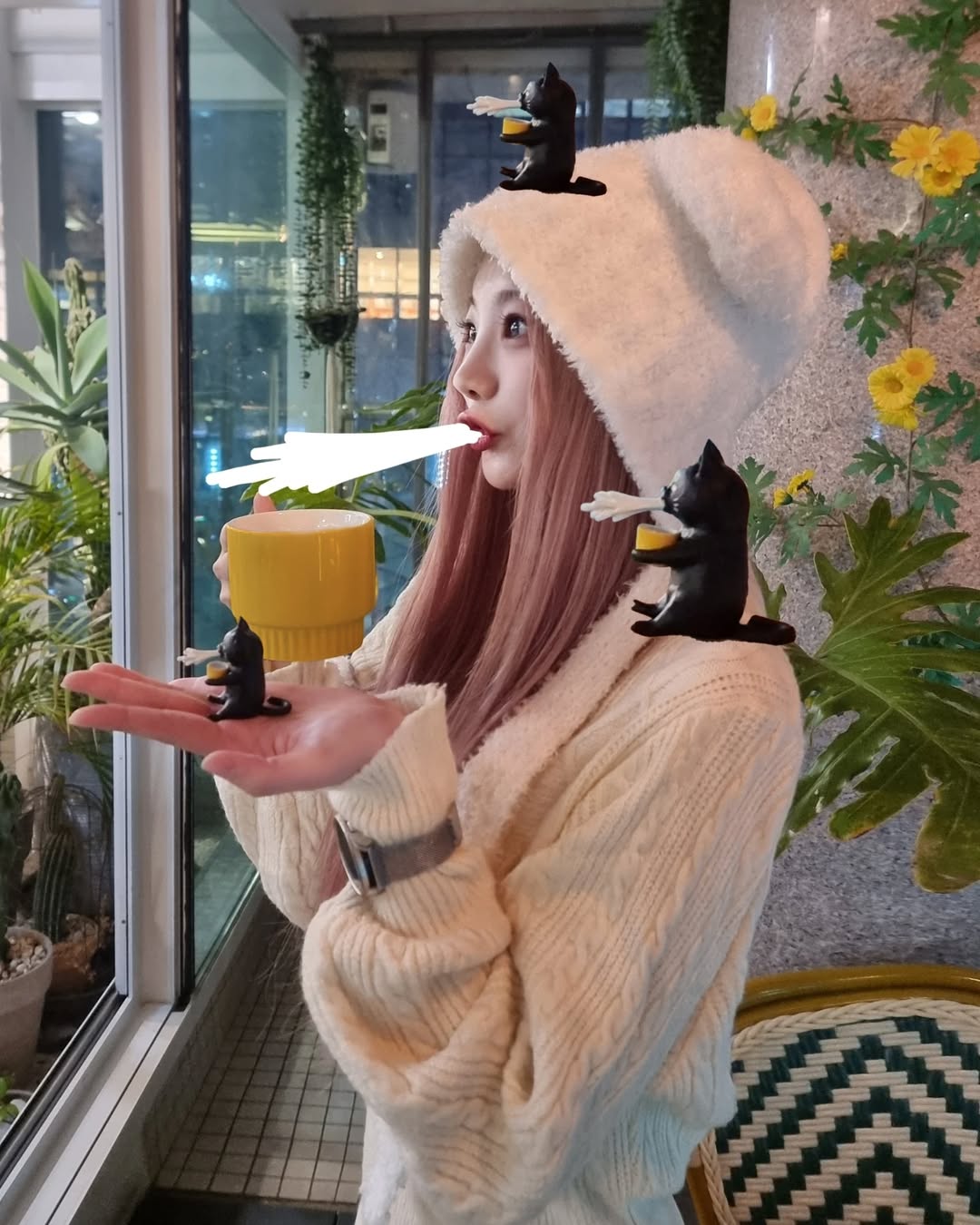 유리 🎀 𝕐𝕌𝕃 | #광고 #협찬 #어비험즈 #여자토트백 #데일리룩 에 찰떡콩떡인 #여자가방 !! 블랙, 실버, 핑크, 카키 4가지 컬러 중 율은 핑크 픽!🩷 은은한 광택이 돌고 소재감도 돋보이죠! 보부상이라 가방에 이것 저것 많이 들어가야하는데 요 가방은 수납... | Instagram