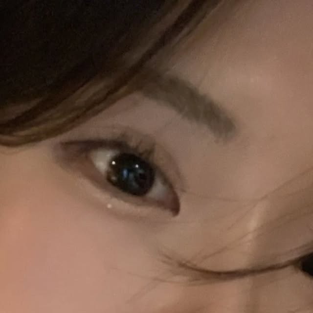 김오후 ᴋɪᴍᴏʜʜᴜ on Instagram: "요즘 나의 생기 비결... 바로 ✨
투에이엔에서 새롭게 출시된 #글레이즈바운싱틴트 💖

사탕 머금은 듯 탱글탱글 광 나는 입술,
진짜 입술 위에 "생기 필터" 씌운 느낌이야 🍬

전컬러 모두 손목에 꼼꼼히 발색해봤는데,
진짜 다 예뻐서 고르기 힘든 거 실화냐구요... (눈물) 😭
빛에 따라 달라보이는 탱글광에 심장 무한 부수기 중💥

그리고 대망의 ✨나만의 캔디광 꿀조합✨ 공개!
03 LAZY + 09 CANDY CHEW 레이어링 했더니
내 입술이 그냥 '탱글한 과즙캔디' 됨 🍑🍓

촉촉한데 끈적임 없고,
입술 주름 싹 메꿔주는 이 탱글광... 진심 한 번 발라보면 못 끊어 🫠

#광고 #투에이엔 #글레이즈바운싱틴트 #캔디광 #탱글광 #마일드플럼핑 #맑은틴트 #올영추천 #틴트추천 #신상틴트 #촉촉립 #탱글립 #광택립 #립추천 #틴트맛집 #투명광택"