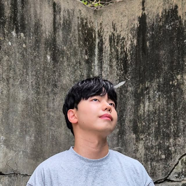 조성진 on Instagram: "#광고 여름 교복 같은 반팔티를 하나 입어봤어요☀️

어반코어(@urbancore_official_) / URBAN CORE skid logo

▪️ 스톤 느낌의 레터링 로고가 시크하면서도 자연스럽게 포인트가 되어주는 것 같아요. 그레이 컬러라 어떤 하의에도 잘 어울려서 데일리로 손이 자주 갈 것 같았어요🩶

▪️ 루즈하게 떨어지는 실루엣이라 체형 구애 없이 편하게 입기 좋았고, 원단이 쿨터치라 입자마자 시원하게 느껴졌어요. 소재가 부드러워서 피부에 닿을 때도 부담이 없고, 기장도 적당해 가볍게 입기 좋았어요🌿

▪️ 진드기 방지, 항균, 음이온 기능까지 있어서 여름철 땀이 나는 날에도 쾌적하게 입기 좋을 것 같았어요. 운동, 산책, 마트 갈 때까지 다양하게 활용할 수 있을 것 같아요💨

와이드 데님 반바지랑 매치해주면 스트릿 무드로 연출하기 좋았어요. 조거팬츠, 슬랙스 등과도 잘 어울려서 스타일링할 때 부담 없이 활용할 수 있을 것 같아요.

#어반코어 #여름티 #반팔티 #데일리룩 #쿨터치 #스트릿룩"