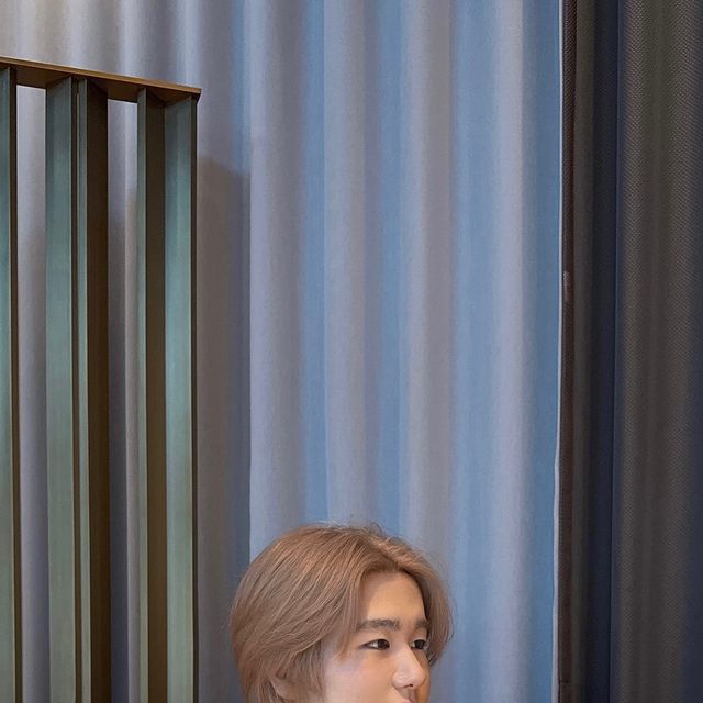John Junseok Lee on Instagram: "#광고 #AD 더운 여름에도 예쁘게 입을 수 있는 니트 반팔 폴로를 정말 좋아하는데요! 아이러니 포르노 화이트 라인의 « 솔리드 히든 스트라이프 카라니트 »를 소개합