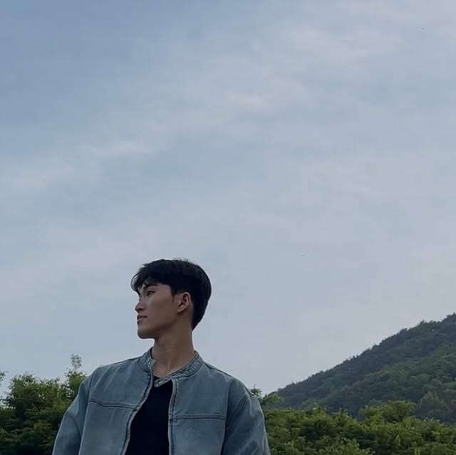 안재환 on Instagram: "#광고

디자인도 되게 깔끔하고 !
허리부터 밑단까지 자연스럽게 떨어지는 와이드한 핏의 버뮤다 데님 팬츠!!
터치감이 부드럽고 견고한 원단으로 편안한 착용감이 너무 좋다!
빈티지한 컬러감이 마침 내가 입고있던 상의랑 색이 맞아서 자주입을꺼같다!!
제일 색감이 너무 이쁘다..😚 맨날입고다녀야지..!

#스탠다드에러 #STANDARDERROR #남여공용팬츠 #데님 #데님팬츠 #팬츠 #바지 #와이드바지 #워싱팬츠 #버뮤다팬츠 #버뮤다 #반바지 #데일리룩 #바지추천 #DenimPants #Denim #Pants"