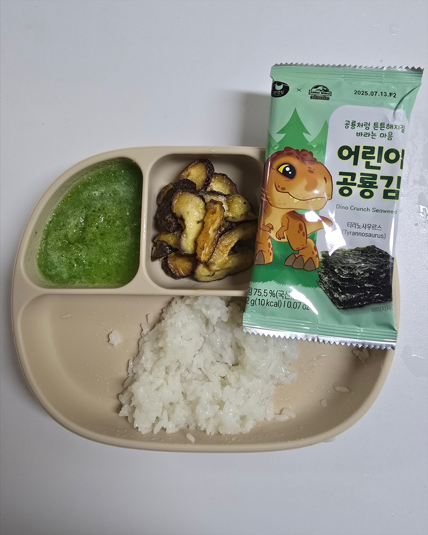 #협찬 

우리 아이 눈길 사로잡는 알록달록 다양한
쥬라기월드 공룡 디자인 패키지
기름과 소금을 줄인 순하고 담백한 어린이용 김
짜지 않아서 아이들에게 부담없이 먹일 수 있고, 김 자체가 맛있어서 아이들이 밥을 잘 먹게 도움받네요
우리 아이가 좋아하는 ‘쥬라기월드 공룡씰’ 50 종 中 1 종 랜덤 증정
공룡씰 모음판 이미지 다운로드 큐알코드 제공
아이들과의 나들이, 여행 시 휴대하기 좋은 사이즈
플라스틱 트레이&실리카겔을 없앤 에코패키지
착한 가격대로 부담없이 구매 가능

만전김 공식몰,쿠팡,컬리 등 다양한 만전김 온/오프라인 채널에서 구매 가능해요

#만전김 #어린이공룡김 #어린이용김 #어린이김 #유아김 #유아용김 #어린이김추천 #김추천 #쥬라기월드 #쥬라기월드공룡 #공룡씰