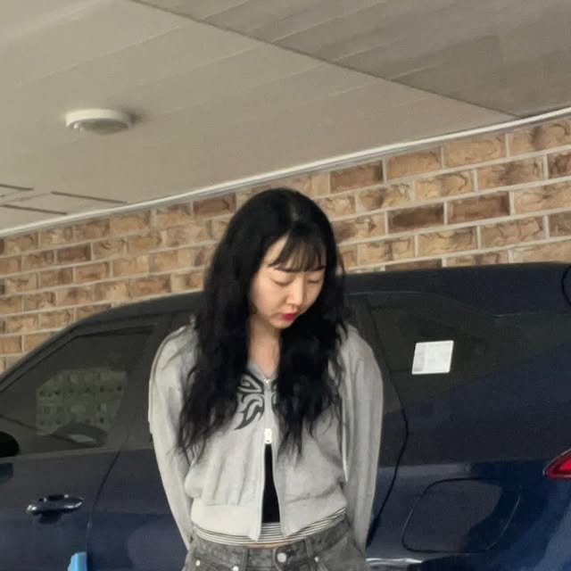 한별 on Instagram: "#협찬
@standarderror_official

87-STAN047 벌룬핏 워싱 와이드 데님팬츠 빈티지그레이

벌룬핏 데님 이거 완전 내 스타일!
허리부터 밑단까지 입체적으로 툭 떨어지는 실루엣이 너무 예뻐요!
부드러운 터치감에 견고한 원단이라 하루 종일 입어도 편안☺️

빈티지한 캣워싱 컬러감도 너무 트렌디해서
어디에 매치해도 찰떡같이 잘 어울려요💙
지퍼는 믿고 쓰는 YKK, 부드럽고 튼튼한 거 실화?

남녀공용 길이라 좀 긴 듯했는데
신발 위에 자연스럽게 툭 떨어져서 오히려 더 멋스럽게 연출돼요🙌🏻
벌룬핏 처음이라 망설였던 분들, 이거 진짜 추천...!!

#스탠다드에러 #STANDARDERROR #남여공용팬츠 #데님 
#데님팬츠 #팬츠 #바지 #와이드바지 #워싱팬츠 #와이드팬츠 
#데일리룩 #바지추천 #DenimPants #Denim #Pants"
