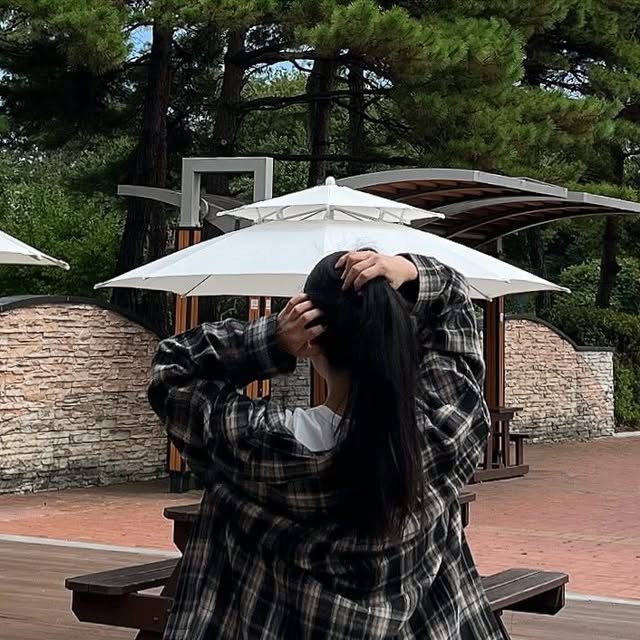 beri on Instagram: "패턴이 너무 이쁜 오버핏 #체크셔츠

빈티지한 컬러감이 너무 예쁘고, 여유로운 실루엣으로
자연스럽게 떨어지는 핏이 정말 맘에 들어요💛

두께감도 얇아서 간절기엔 단품으로
쌀쌀한 날엔 레이어드해서 입기 딱! 이에요

딱 하나만 걸쳐도 포인트 되는 컬러감으로
데일리룩으로도 활용도 정말 높고
꾸안꾸 느낌 제대로 😆

가볍게 툭 걸쳐도 멋스러운 느낌! 
요즘 손이 자주 가는 셔츠예요
.
.
.
#스탠다드에러 #STANDARDERROR #남여공용셔츠 #셔츠 #셔츠추천 #긴팔셔츠 #오버핏 #체크셔츠 #간절기셔츠"
