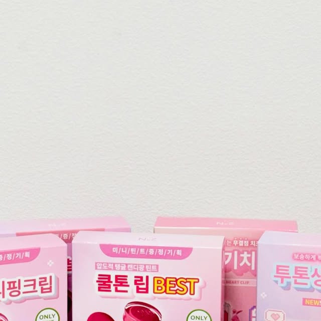 @dbsrud369 on Instagram: "내가 가장 애정하는 브랜드 투에이엔 올리브영 추천템🧡

🔶투에이엔 롱 웨어링 파운데이션 미니 4 colors
사이즈도 미니라서 여행갈 때 챙겨가면 너무 좋을 거 같은 사이즈~ 미니백에 쏘옥 들어가서 딱임👍
올리브영에서만 나오는 색상 20은 복숭아톤 베이스라 뽀얗고 아기 피부로 만들어줌
칙칙한 얼굴에 뽀얀 톤업 효과도 있어서 내 픽은 요거 더운날에 발라도 무너짐 없이 오래가서 너무 좋음

🔶투에이엔 퓨어 글래시 하이라이터 13 colors
다양한 색상으로 선택장애가 온 하이라이터~
WH01 프로스티 하이라이터는 기본적인 하이라이터 색상이지만 요거 하나면 내 얼굴이 더 작아지면서 아이돌로 만들어 줌. 펄이 많이 날리지 않아서 발색력도 너무 좋음! 기본템으로 추천

PK02 핑크벨 하이라이터는 핑크와 실버 조합의 색상으로 포인트를 주기에 너무 좋은 하이라이터! 여쿨톤한테 딱이고 여름에 부담스럽지 않게 쓰기 너무 좋은 색상

🔶투에이엔 듀얼치크
투에이엔 듀얼치크 17번 버블하트색상 봄 웜한테
추천하는 색상인데 딱 발랐을 때 아이돌 볼터치로
올라오는 색상이 너무 예쁨! 같이 발랐을 때 더 빛을 보이는 볼터치

13번 컬러 베리 큐피드 색상은 여톤 쿨한테 딱임!
형광 베리우유 컬러로 내가 딱 좋아하는 산뜻한 핑크색으로 여리여리한 느낌을 줌

🔶투에이엔 글레이즈 바운싱 틴트 
9호 캔디츄
여쿨톤인 내가 딱 좋아하는 체리 핑크느낌 나는 색상
누구나 딱 발랐을 때 좋아할 색상임
앵두같은 입술을 만들어 주는 틴트

15호 피치버블 
말랑 복숭아 시럽에 퐁당 빠진 느낌의 색상으로
바르면 바를수록 더 입체감있는 입술로 만들어 주고
복숭아를 먹음듯한 입술로 만들어 주는 틴트

16호 슈가버블
스트로베리 핑크색으로 발랐을때 여리여리해 보이는 입술색으로 만들어 주고 맑은 광택과 같이 어울러져
더 예쁜 핑크 입술로 만들어 줌

더 다양한 제품의 투에이엔을 올리브영에서 만나보세요🥰

 #올영픽 #올리브영추천템 #올영필수템 #러브버블컬렉션 #롱웨어링파운데이션미니 #컬러플레이듀얼라이너"