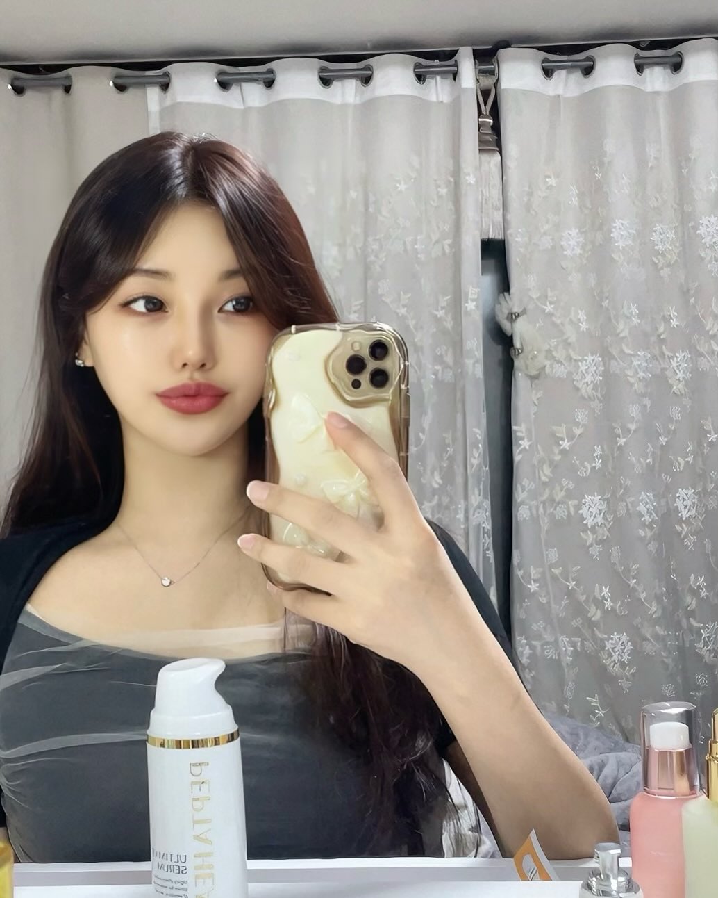 오늘 출근이라 화는 나는데 와중에 펩타힐세럼 물광 미쳤다링

에스테틱전문샵에서도 관리프로그램으로 사용되고 인정받고 있는 브랜드❗️❗️❗️ 

요즘은  비건, 친환경, 클린뷰티가 확산되면서 M.Z 성분과 환경 문제를 생각하는 브랜드를 선호하고 있는데

펩타힐 제품은 FDA(미국식품의약국) 과 EPSA(유럽식품안전청) 에 먹을 수 있는 식품첨가물로 등재된 항균및 항 바이러스 소재인 ELA 성분이 들어가 있어요✨

여러제품 바르기 귀찮아 하시는 분
바쁜 생활 속 간편함을 추구하는 분 

많이 발라야 피부에 좋다고 생각했는건 고정관념인건 다 아시죠?!
화장품은 바르면 바를수록 피부는 오히려 더 예민해지기만합니다 

올 겨울은 펩타힐세럼이랑 보내야쥥🩵

#펩타힐세럼 #연아코스메틱 #에스테틱화장품 #물광앰플 #건성피부 #거울샷 #거울셀카 #토요일출근