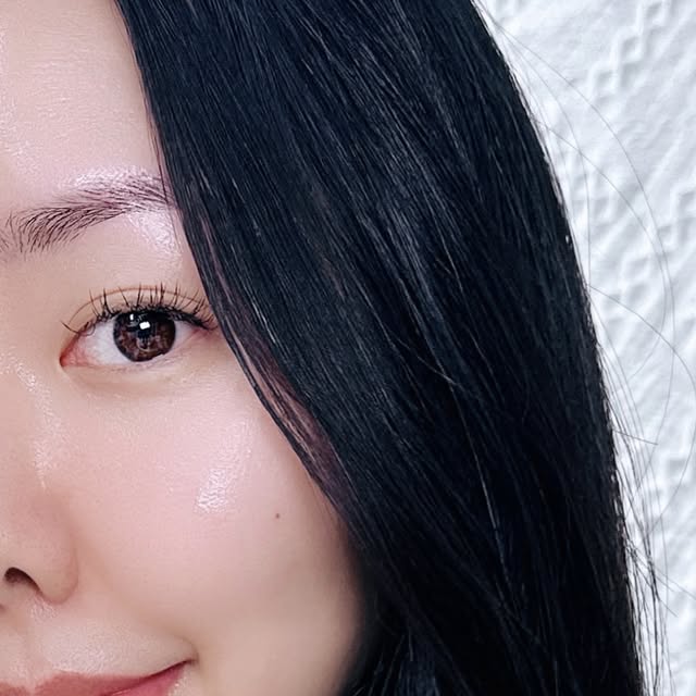 뷰티나는 수찌 💄 on Instagram: "#광고 요즘 피부, 다들 괜찮으신가요?
민감+붉은기 올라오는 피부라면,
이제 pH부터 꼭 확인해야 해요!💧

#진정의패러다임을바꾸다
#pH4.5약산성시카세럼

에이시카365 흔적진정세럼 pH4.5 7일 체험 샘플링 KIT✨
✔️ 1mL 샘플 7개 가득!
✔️ 7일 동안 매일 진정 루틴 가능💙
✔️ 리트머스 테스트로 피부 pH 체크까지🧪

직접 써보고 피부가 촉촉+편안해지는 게 눈에 보여서 진짜 놀랐어요...🥹

피부 pH가 높아져서 장벽이 약해지고
외부 자극이 쏙쏙 들어오면서
붉은기가 더 쉽게 올라온다고 해요!

건강한 피부는 pH4.5!
그래서 약산성 케어가 정말 정말 중요해요💙
이제 민감피부도 ‘진정’은 pH 관리부터해야한다구요~

민감피부 특화 pH4.5CICA™ 💧
✔️ 징크(Zinc)로 민감피부 진정
✔️ 4X CICA로 손상 장벽 개선
✔️ PHA로 pH 환경 최적화

7일 사용 후기✨
👉 민감피부 열감 175% 개선
👉 일시적 붉은기* 76% 개선
👉 피부톤 2.7% 개선

4월 한정 올리브영 프로모션도 있어요!
✔️ 에이시카 흔적진정세럼 40ml + 추가 20ml 증정
✔️ + 에이시카 크림 샘플 1mL까지!
✔️ 25% 할인🌟

민감피부, 진정은 pH부터 챙겨보세요🤍

#에이시카약산성세럼 #에스트라약산성세럼 #약산성시카세럼 #약산성붉은기진정세럼 #에이시카붉은기세럼 #올영진정세럼추천 #올리브영진정세럼 #에이시카흔적진정세럼 #에이시카세럼 #흔적진정세럼 #에이시카 #흔적세럼 #진정세럼 #에스트라 #민감피부 #진정 #흔적 #붉은기 #잡티"
