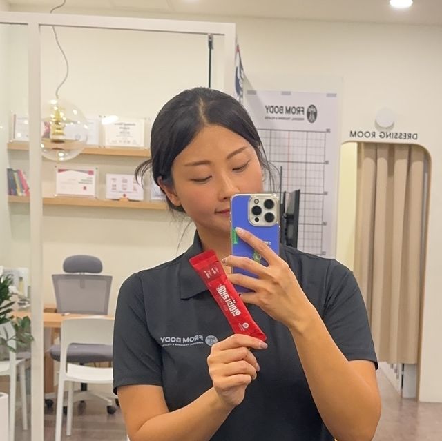 송도PT 정혜린 트레이너 on Instagram: "#광고 맥널티 졸음 확깨는 악마의 라떼 

아침에 공부하며 한잔 마셨는데 하루종일 몸이 가벼워졌어요! 
요거 한잔에 타우린 1000mg + 카페인 99mg 섭취 가능
타우린은 오징어 한마리 분량 
카페인은 커피+ 천연 과라냐 추출 카페인이라서 
흡수가 느리고 하루종일 작용해요! 

맛은 조금 달달한 라떼인데 너무 달지않아 좋고
스테비아를 사용해 당 제로! 
저는 따뜻하게 마셨는데 차갑게 드셔도 좋을듯해요 
스틱형 포장이라 들고다니며 타먹기 편해요 
맥널티 라떼 강추❤️

#맥널티 #악마의라떼 #고카페인 #고카페인커피 #고카페인음료 #타우린 #천연카페인 #피곤할때 #집중력향상 #맥널티커피 #한국맥널티"