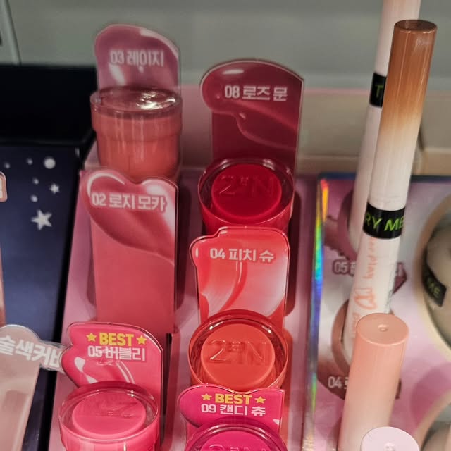 미고 on Instagram: "#광고 💖 투에이엔 신상 러브 버블 컬렉션 💖

이번 틴트는 플럼핑 기능이 있어 바르는 순간 입술에 자연스러운 볼륨감을 주고, 촉촉한 유리알 립 표현이 가능합니다.
제가 고른 색상은 2호, 3호, 5호, 8호, 9호, 15호, 16호로, 분위기가 모두 달라 데일리부터 포인트 메이크업까지 다양하게 활용할 수 있었어요.
하루 종일 건조함 없이 유지돼서 만족도가 높았습니다. 💋

롱 웨어링 파운데이션은 19호, 20호, 21호 전 색상을 소장했습니다.
케이스가 귀엽고, 커버력이 좋아 잡티와 피부 결을 매끈하게 정리해 주며, 무너짐이 적어 하루 종일 깔끔한 피부를 유지할 수 있었습니다. ✨

신상 컬렉션이라 소장 가치도 높고, 틴트와 파운데이션 모두 만족스러운 제품이었습니다. 💗

#올영픽 #올리브영추천템 #올영필수템 #러브버블컬렉션
#롱웨어링파운데이션미니 #컬러플레이듀얼라이너"