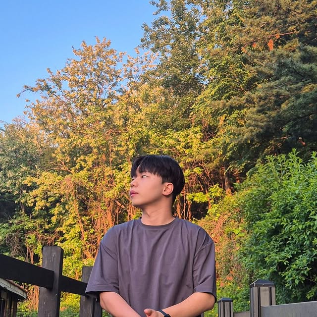 조성진 on Instagram: "#광고 해가 길어진 요즘 저녁, 따뜻한 햇살 아래에서 입기 좋은 팬츠를 찾았어요.

스탠다드에러(@standarderror_official) / 헤비 워싱 버뮤다 데님팬츠 딥옐로우

▪️ 무릎 아래로 자연스럽게 떨어지는 와이드 핏이라 편안한 착용감이 돋보였어요. 넉넉한 길이감 덕분에 활동하기에도 부담 없었고요🧺

▪️ 헤비 워싱 덕분에 유니크한 컬러감이 살아있고, 은근한 빈티지 느낌도 나서 심플한 상의랑 매치해도 포인트가 되더라고요. 워싱 특유의 질감도 인상적이었어요🪶

▪️ 저는 그레이톤 티셔츠에 그레이 러닝화로 캐주얼하게 스타일링해봤어요. 여름철 데일리 팬츠로 자주 손이 갈 것 같은 아이템이에요!

#STANDARDERROR #Denim #DenimPants #Pants #스탠다드에러 #데님 #데님팬츠 #버뮤다 #바뮤다팬츠 #바지 #바지추천 #남여공용팬츠 #워싱팬츠 #와이드팬츠 #와이드바지 #데일리룩"